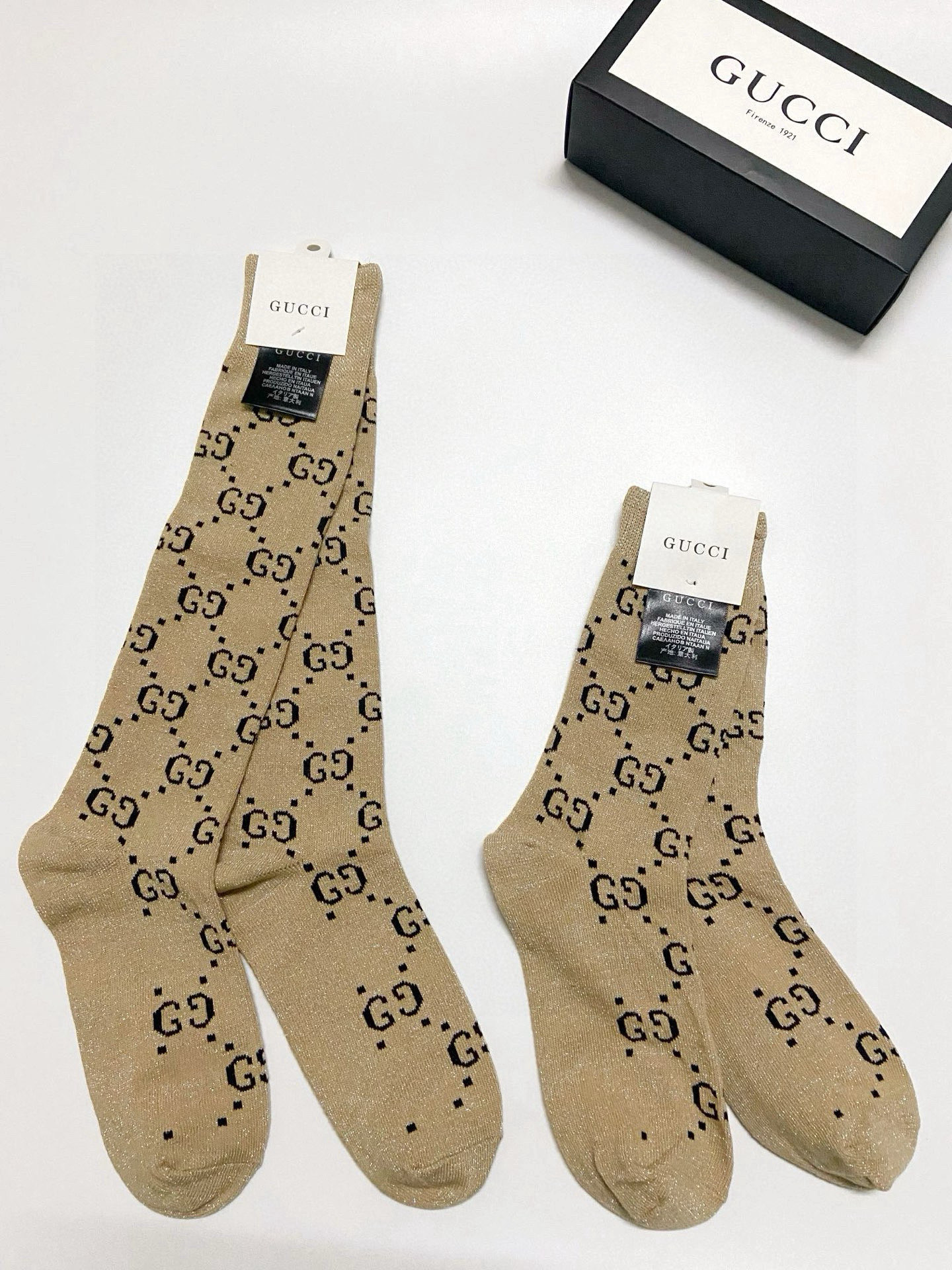  配包装
🌟【一盒2 双】
🌟Gucci 古奇 爆款金银丝长筒袜 中筒袜，超级火爆小腿袜。双针针织混纺金