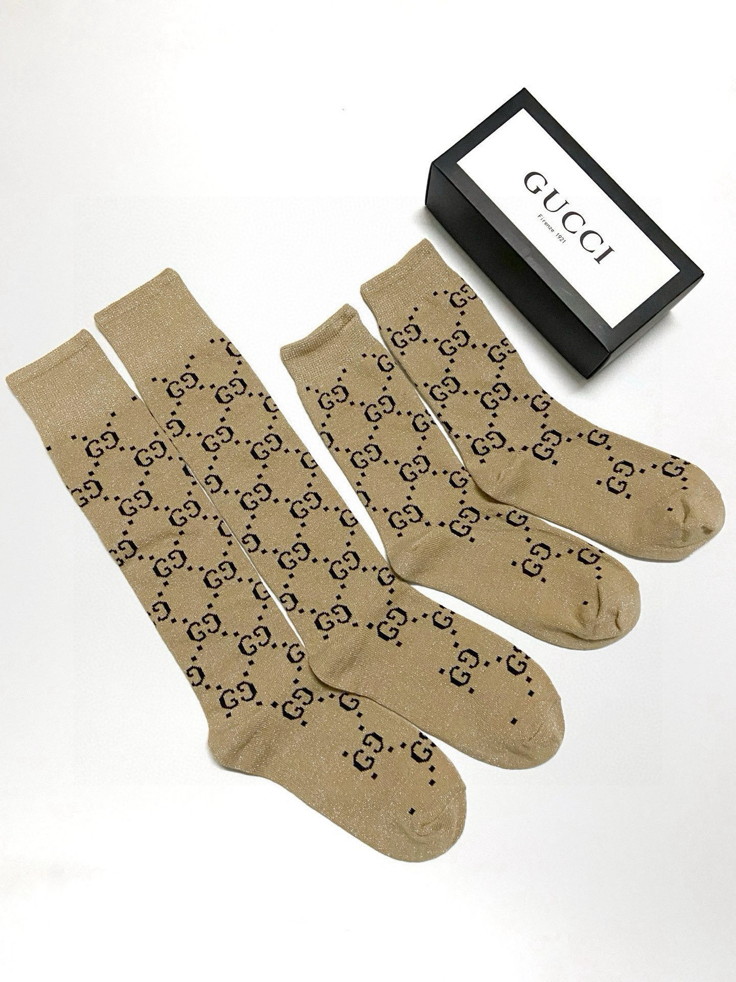  配包装
🌟【一盒2 双】
🌟Gucci 古奇 爆款金银丝长筒袜 中筒袜，超级火爆小腿袜。双针针织混纺金