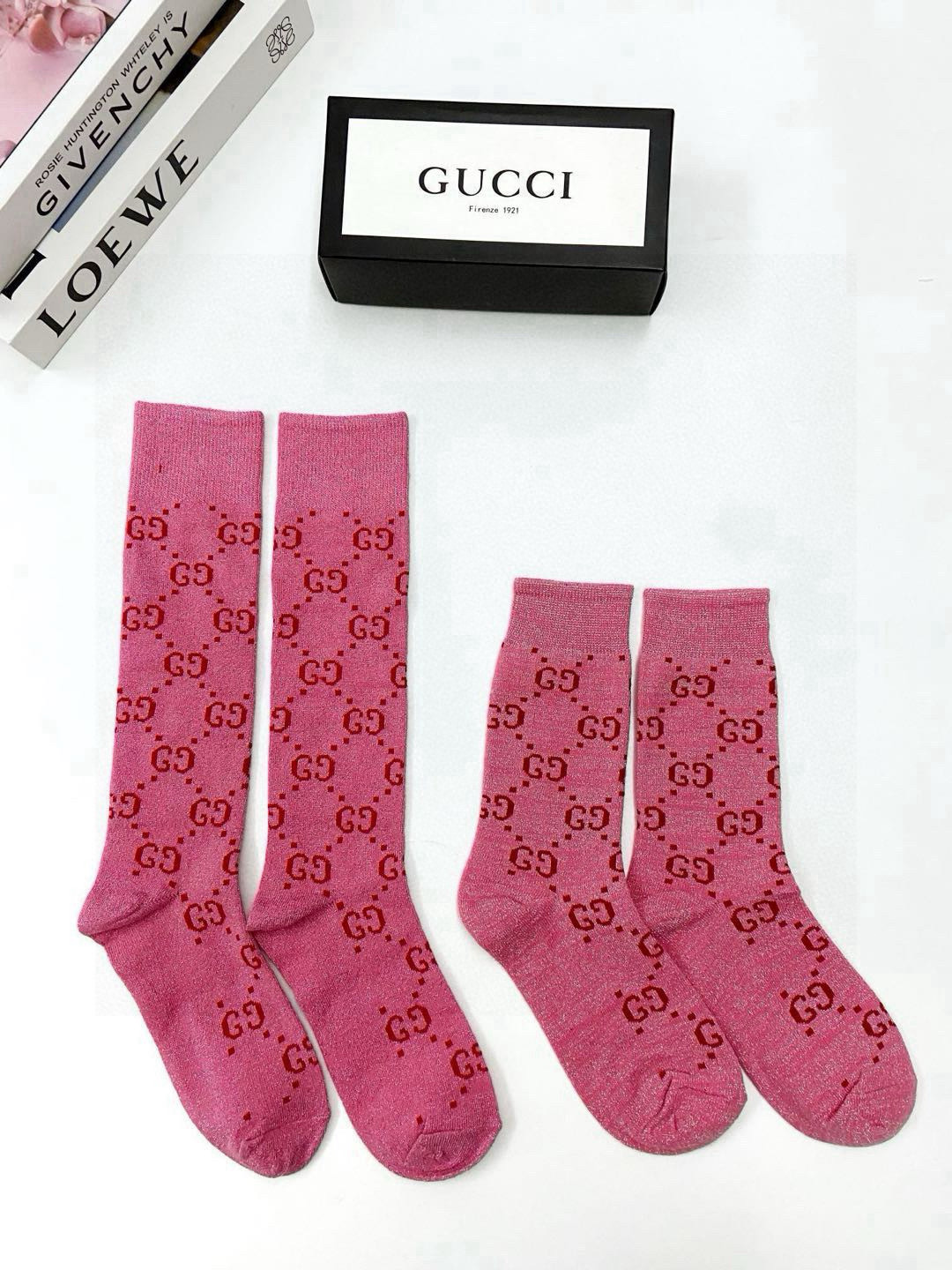  配包装
🌟【一盒2 双】
🌟Gucci 古奇 爆款金银丝长筒袜 中筒袜，超级火爆小腿袜。双针针织混纺金