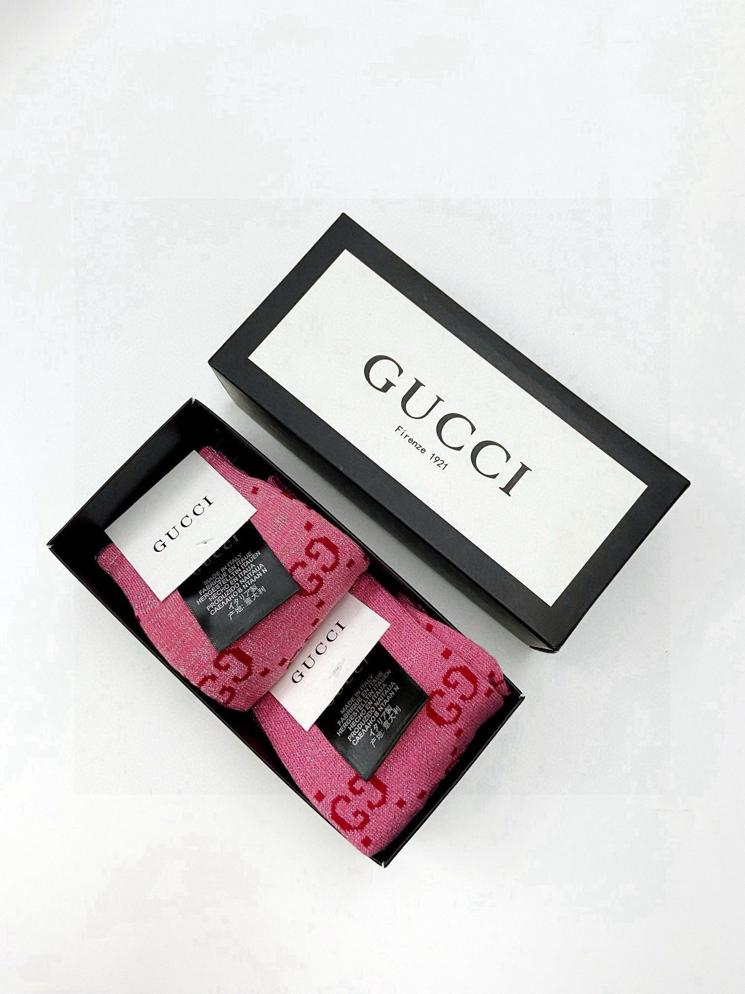  配包装
🌟【一盒2 双】
🌟Gucci 古奇 爆款金银丝长筒袜 中筒袜，超级火爆小腿袜。双针针织混纺金