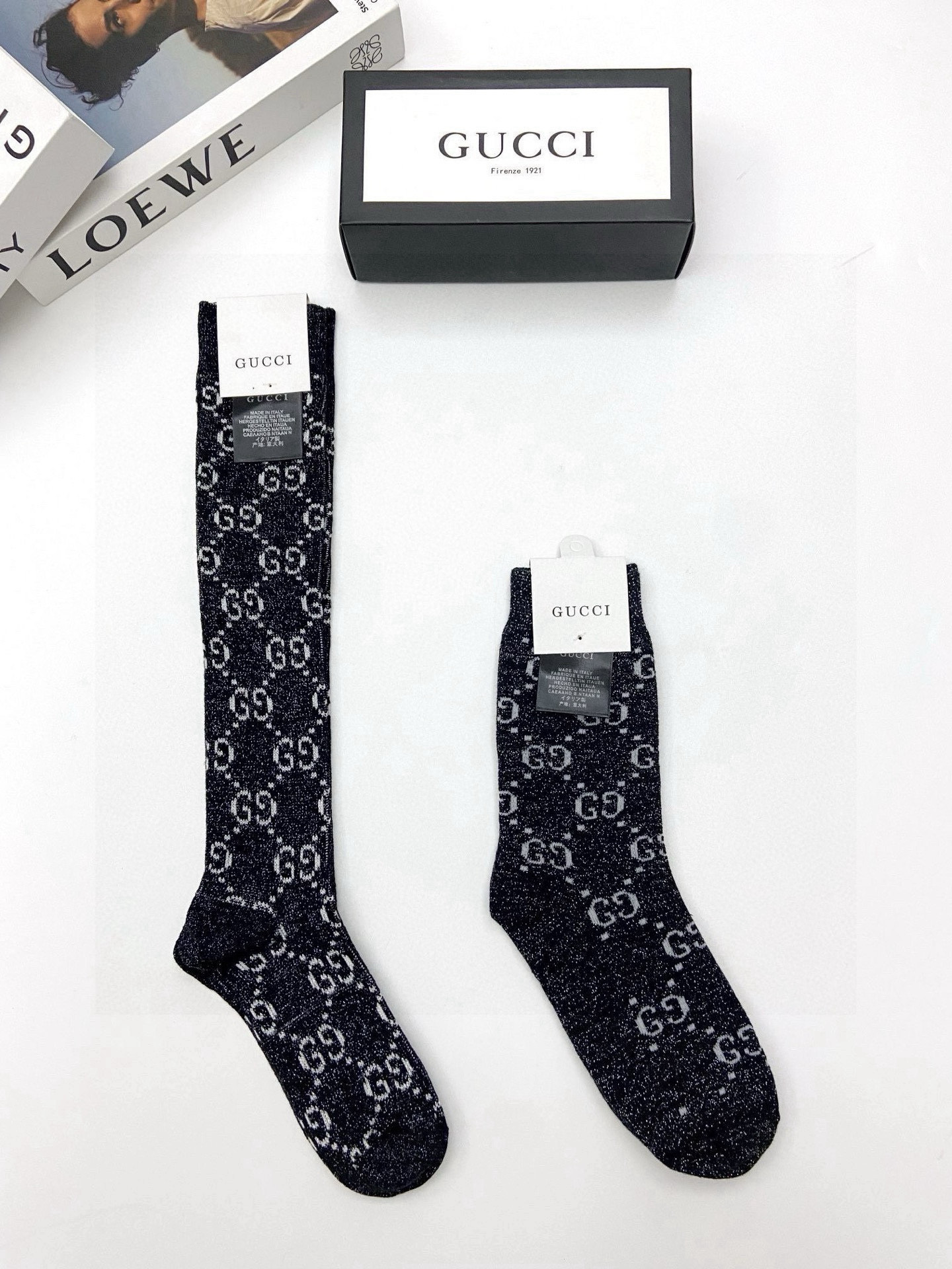  配包装
🌟【一盒2 双】
🌟Gucci 古奇 爆款金银丝长筒袜 中筒袜，超级火爆小腿袜。双针针织混纺金