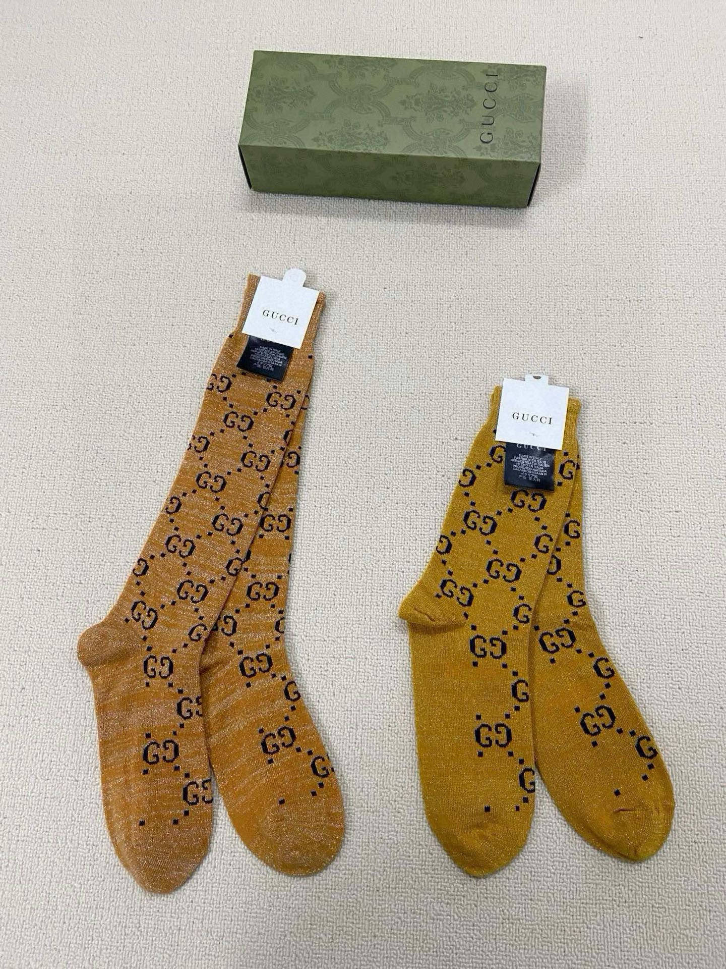  配包装
🌟【一盒2 双】
🌟Gucci 古奇 爆款金银丝长筒袜 中筒袜，超级火爆小腿袜。双针针织混纺金