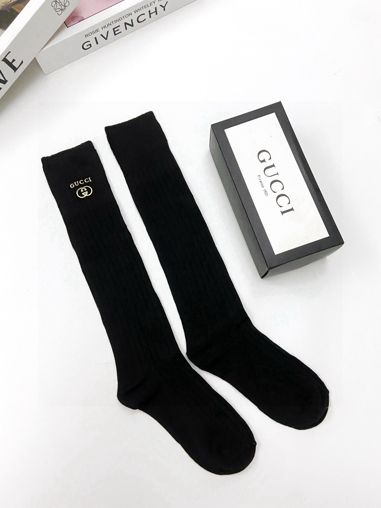  配包装
🌟【一盒一双】
🌟 Gucci 古琦 爆款经典字母 长筒袜 小腿袜。双针针织材质，超完美结合，