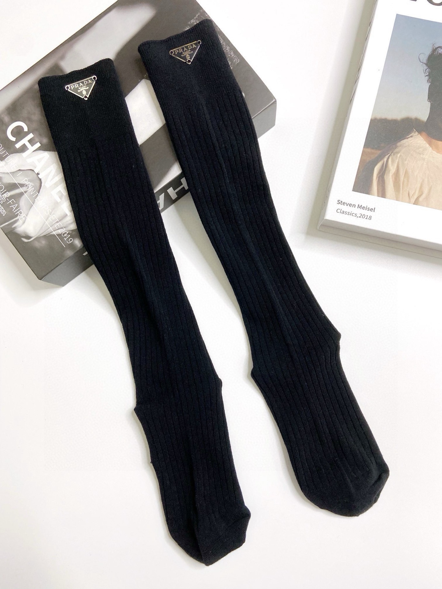    配包装
🌟【一盒一双】
🌟Prada 普拉达 经典字母logo纯棉长筒袜  小腿袜
🌟重工装饰个性