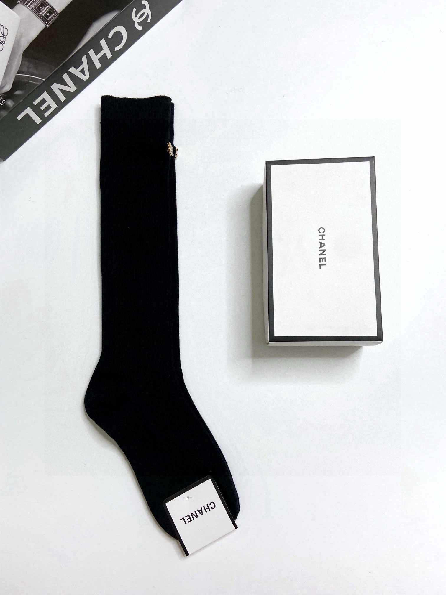 NO:349804,With packaging [one box, one pair] Chanel Classic letter logo pure cotton stockings, calf socks, heavy industry decoration, personalized fashion ins hot products!  The counter is on sale and you can see the explosion!  Super high quality!  Classic is out of date!  The quality of counter purchasing agents that trendy people must be missing, and it is very easy to wear!  Recommended recommendations~~ Must-in-apple small items!  !  socks, stockings, socks, chanel, chanel, socks19860909配包装【一盒一双】 Chanel 香奈儿 经典字母logo纯棉长筒袜 小腿袜 重工装饰个性时尚 ins爆款！专柜在售ing 好看到爆炸 ！超高品质！经典不过时！潮人必不能少的专柜代购品质 ,巨好穿！推荐推荐推荐～～必入小单品！！袜子,丝袜,袜子,chanel,chanel,socks,accessory