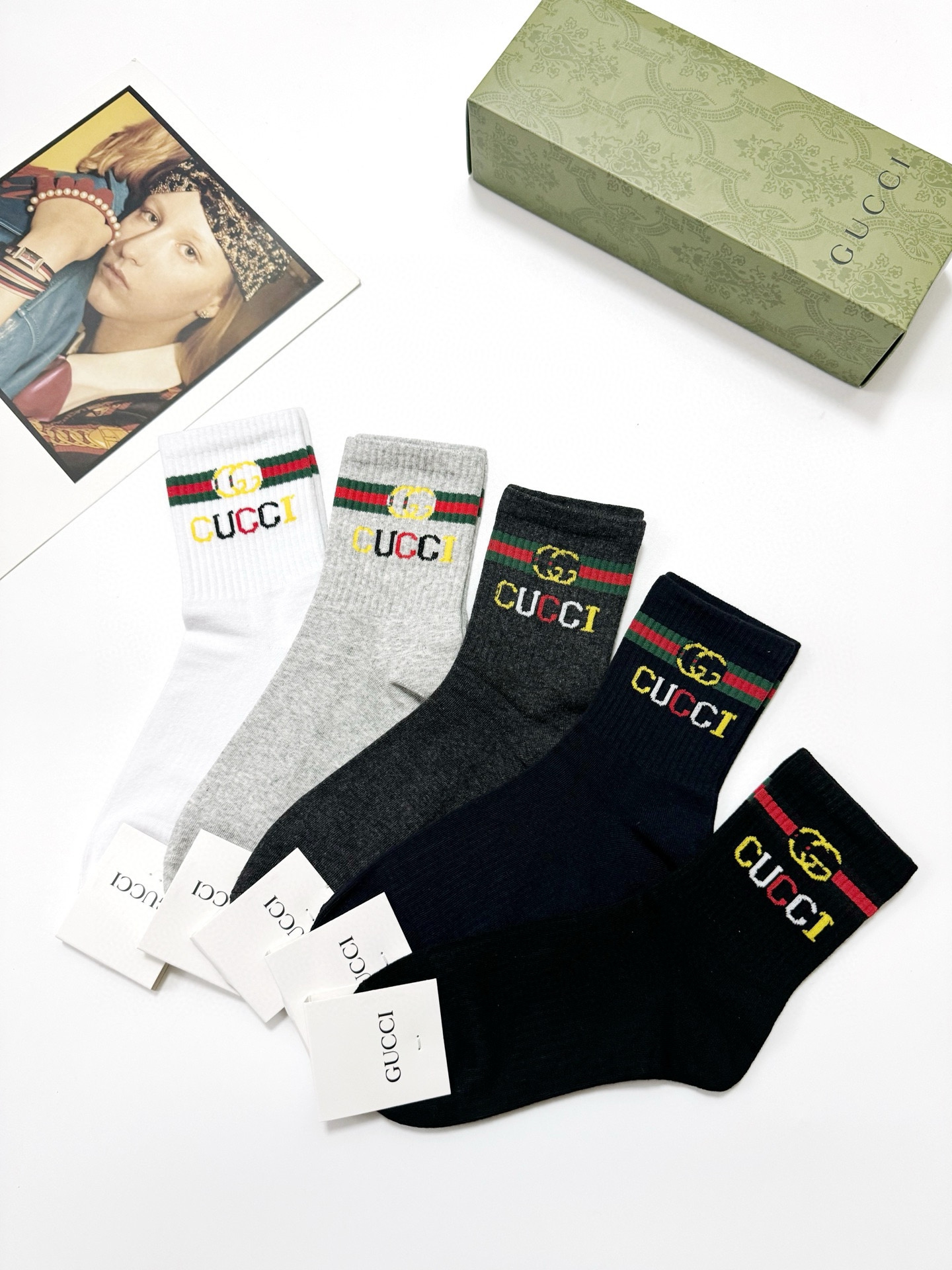 配包装
🌟【一盒5 双】
 🌟Gucci 古奇 经典字母logo纯棉袜  男女同款，ins超火爆红人同