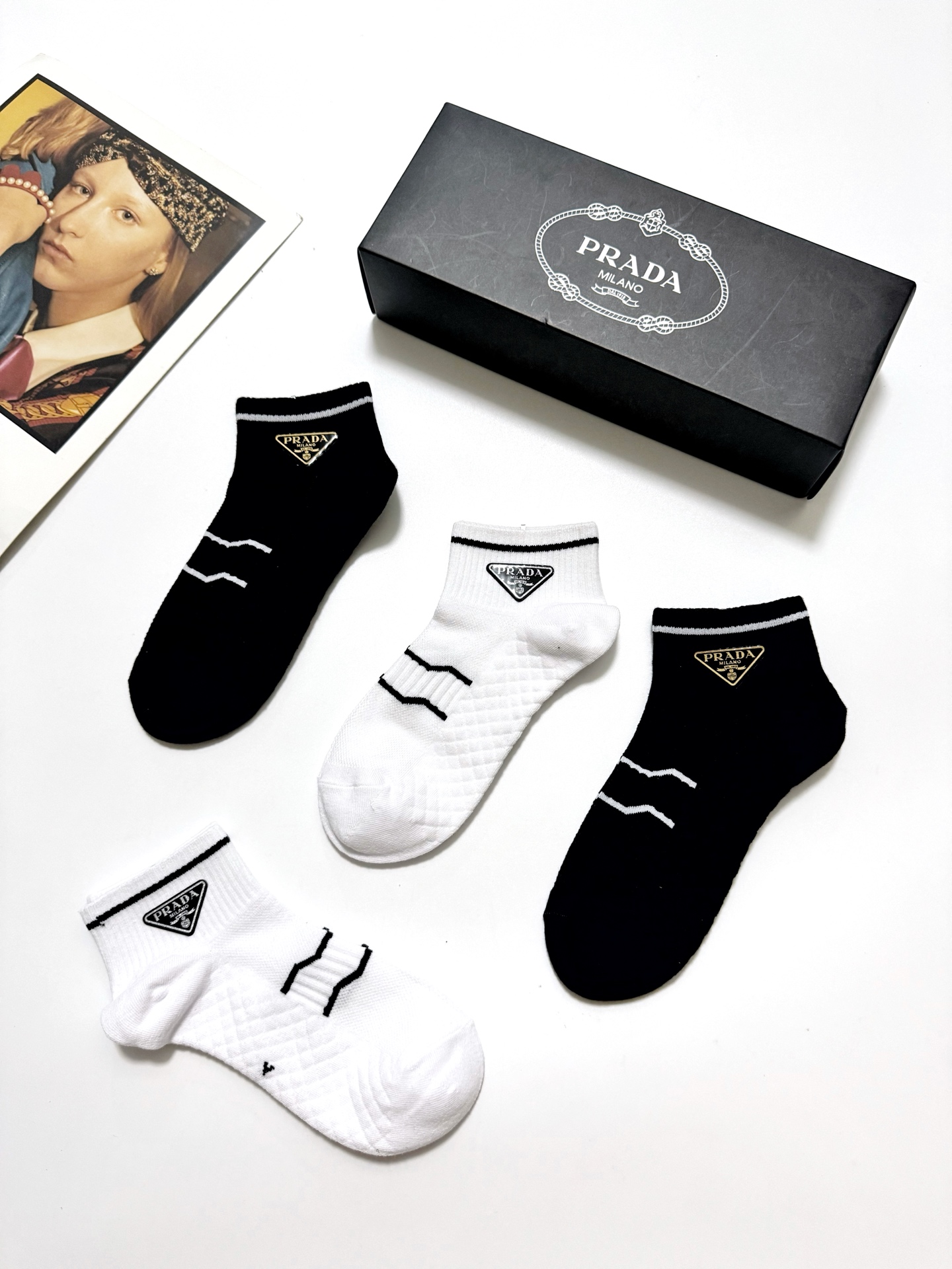  配包装
🌟【一盒4双】
🌟Prada 普拉达 经典字母logo 纯棉短袜 经典纯色短袜
🌟ins爆款！
