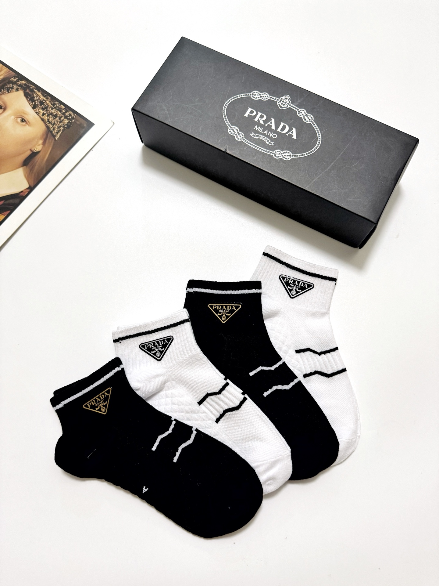  配包装
🌟【一盒4双】
🌟Prada 普拉达 经典字母logo 纯棉短袜 经典纯色短袜
🌟ins爆款！