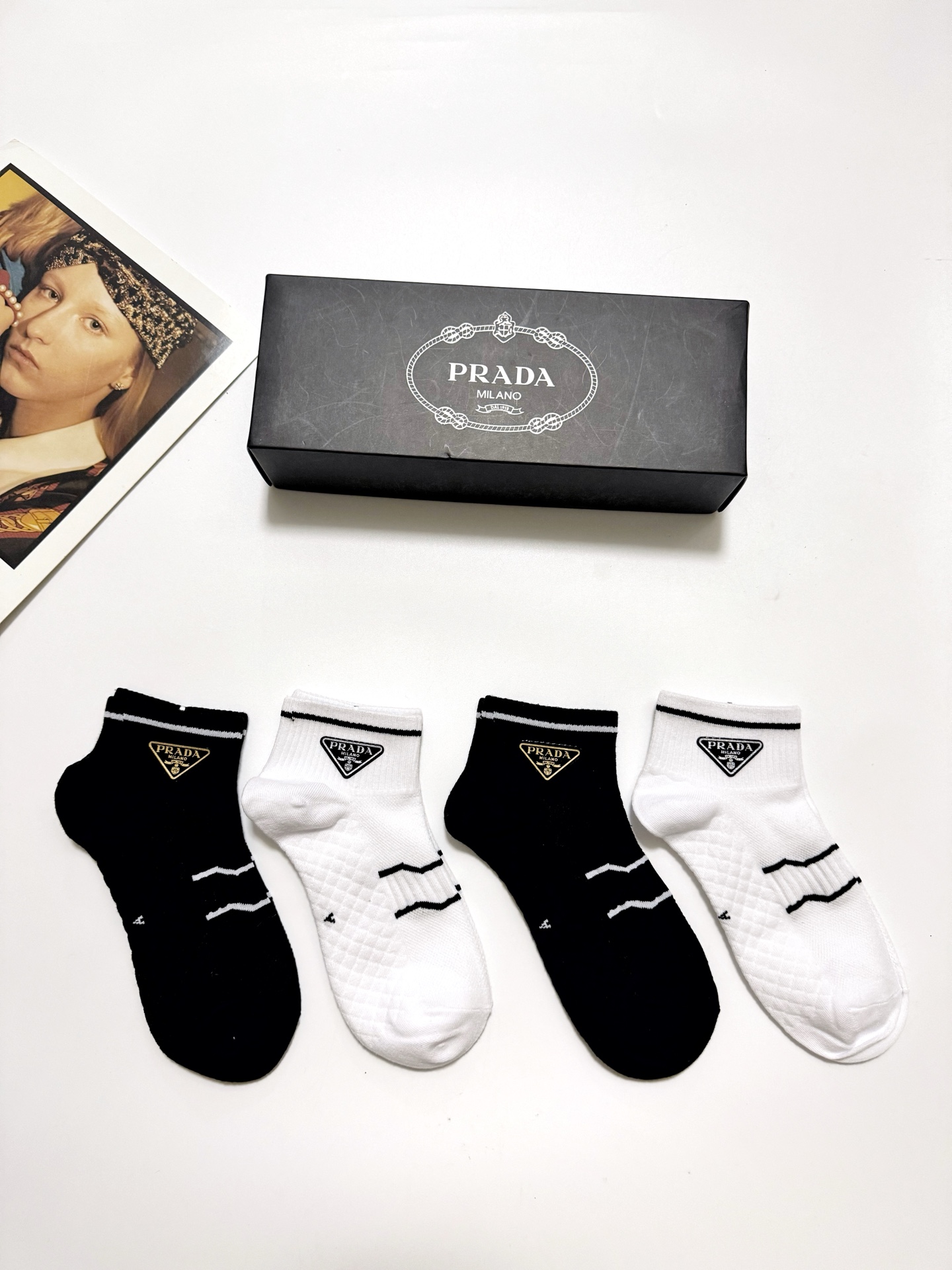  配包装
🌟【一盒4双】
🌟Prada 普拉达 经典字母logo 纯棉短袜 经典纯色短袜
🌟ins爆款！
