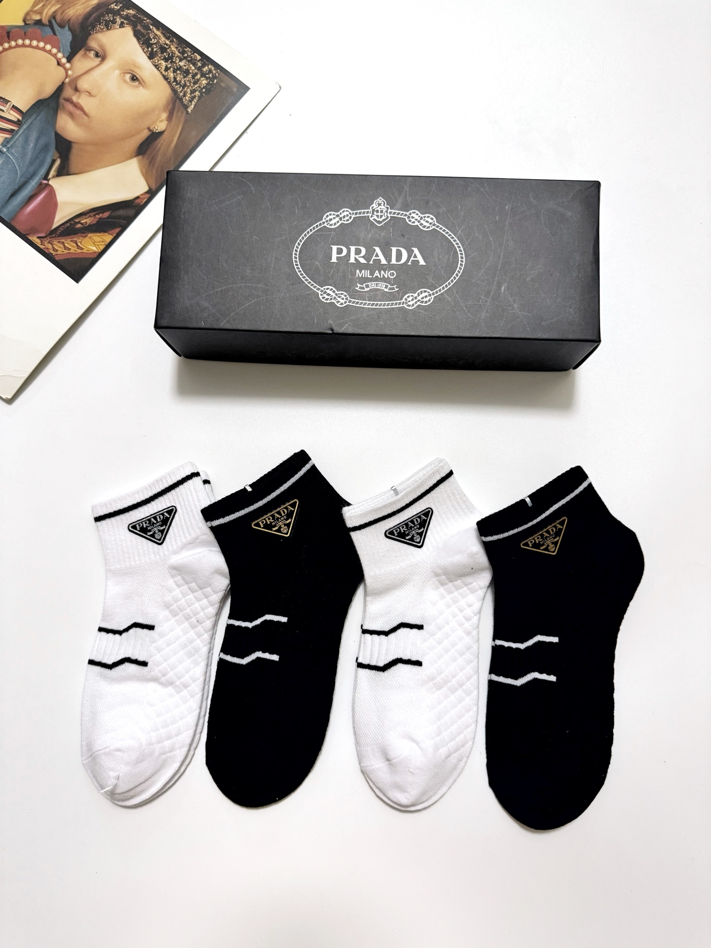  配包装
🌟【一盒4双】
🌟Prada 普拉达 经典字母logo 纯棉短袜 经典纯色短袜
🌟ins爆款！