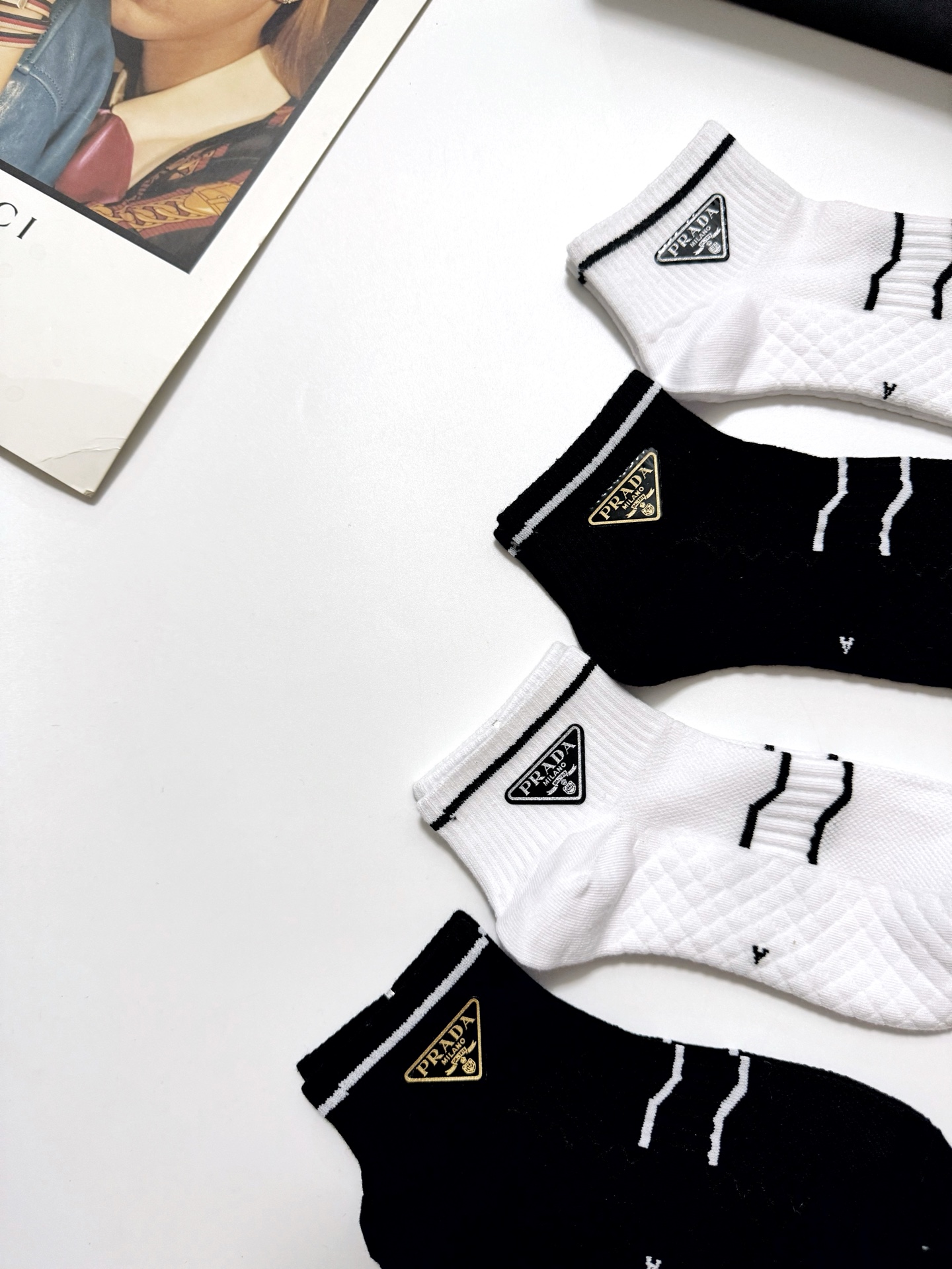  配包装
🌟【一盒4双】
🌟Prada 普拉达 经典字母logo 纯棉短袜 经典纯色短袜
🌟ins爆款！