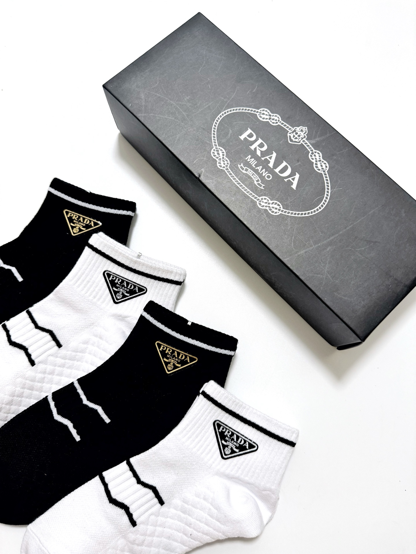  配包装
🌟【一盒4双】
🌟Prada 普拉达 经典字母logo 纯棉短袜 经典纯色短袜
🌟ins爆款！