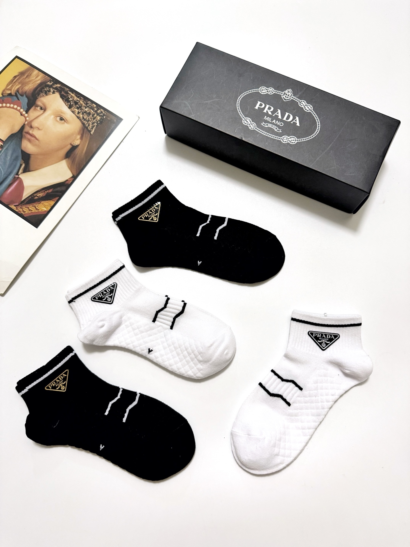  配包装
🌟【一盒4双】
🌟Prada 普拉达 经典字母logo 纯棉短袜 经典纯色短袜
🌟ins爆款！