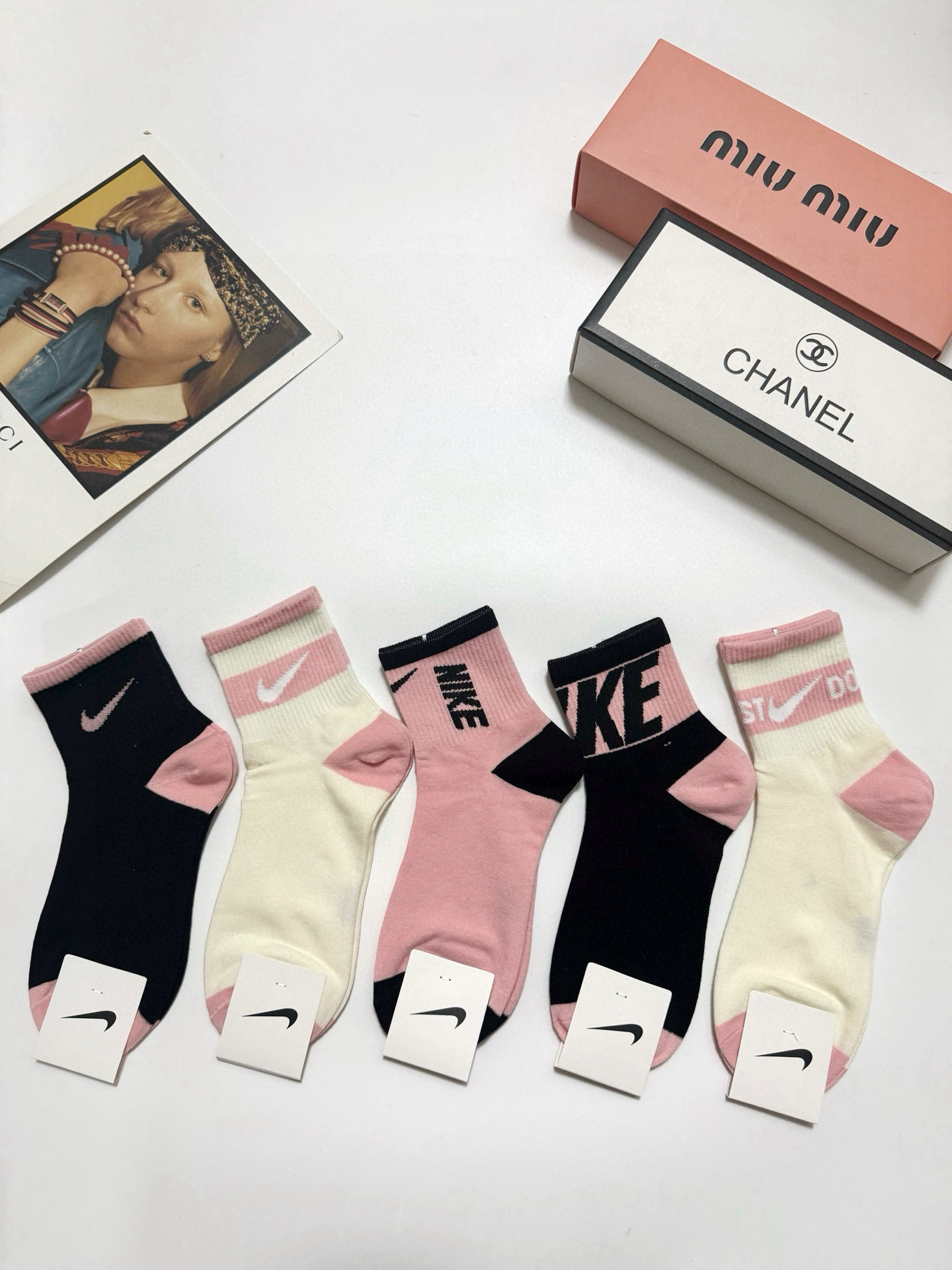  配包装
🌟【一盒5 双】
 🌟Nike 耐克 经典字母logo ins超火爆短筒袜，纯棉面料，潮人必备