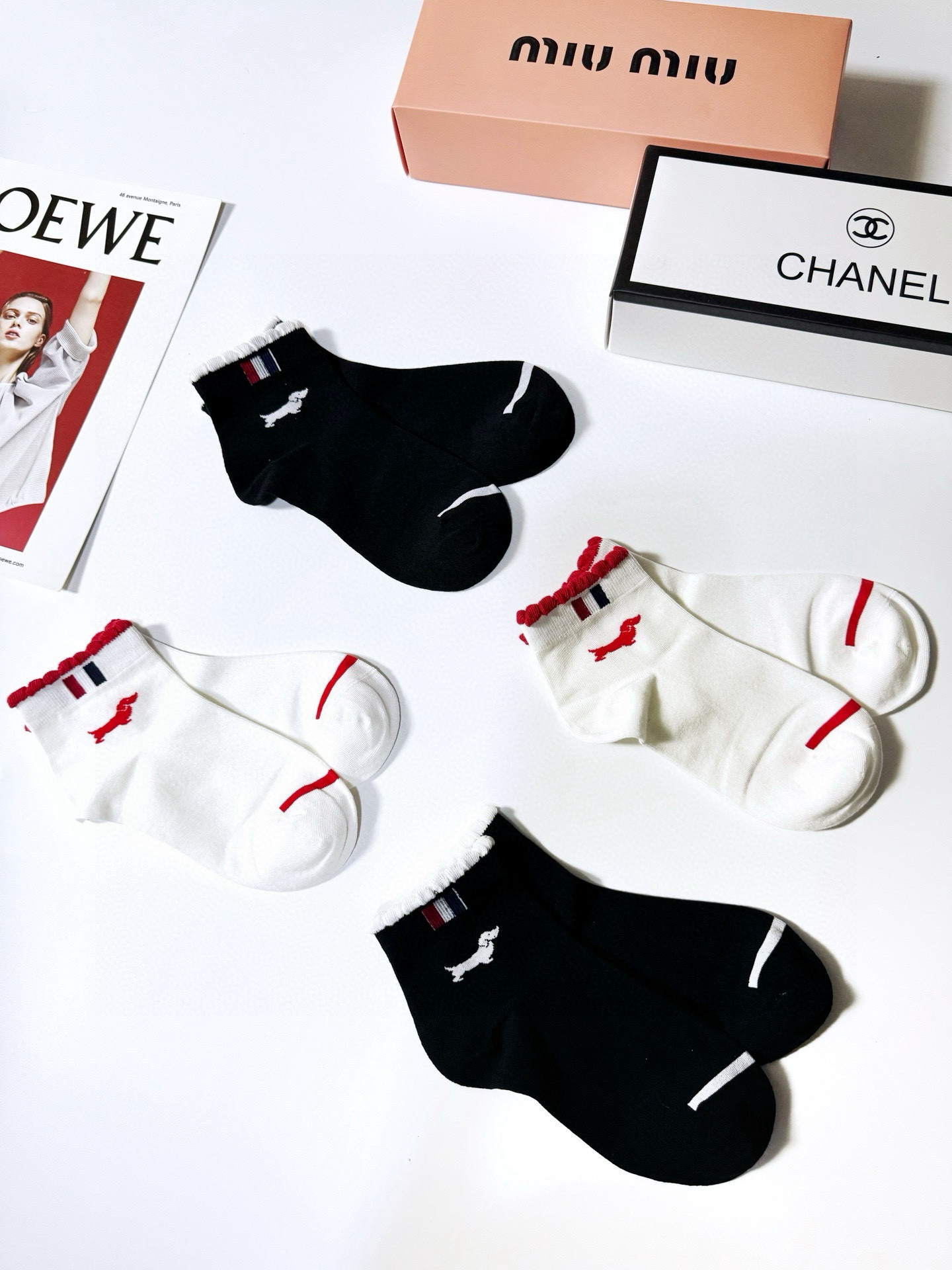  配盒子
🌟【一盒4双】
🌟THOM BROWNE · 桑姆 布朗尼❗
🌟超级爆款！网红短袜❗原单品质！