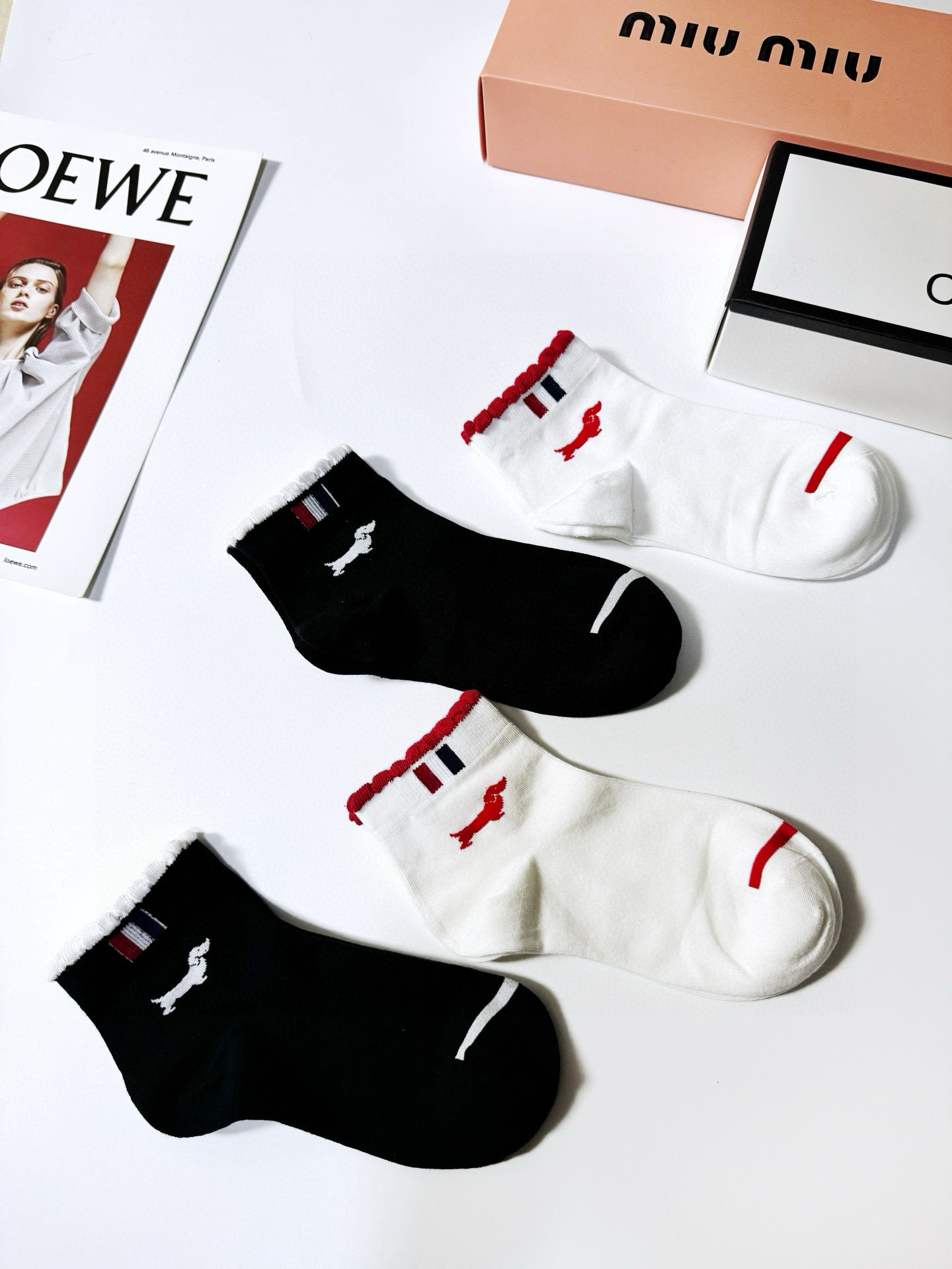  配盒子
🌟【一盒4双】
🌟THOM BROWNE · 桑姆 布朗尼❗
🌟超级爆款！网红短袜❗原单品质！