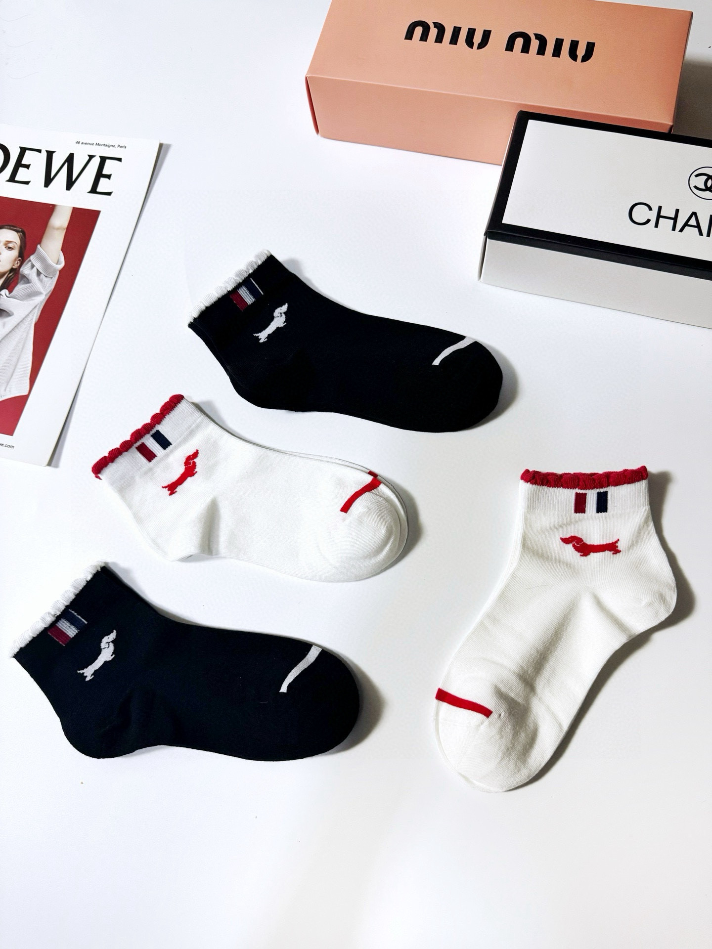  配盒子
🌟【一盒4双】
🌟THOM BROWNE · 桑姆 布朗尼❗
🌟超级爆款！网红短袜❗原单品质！