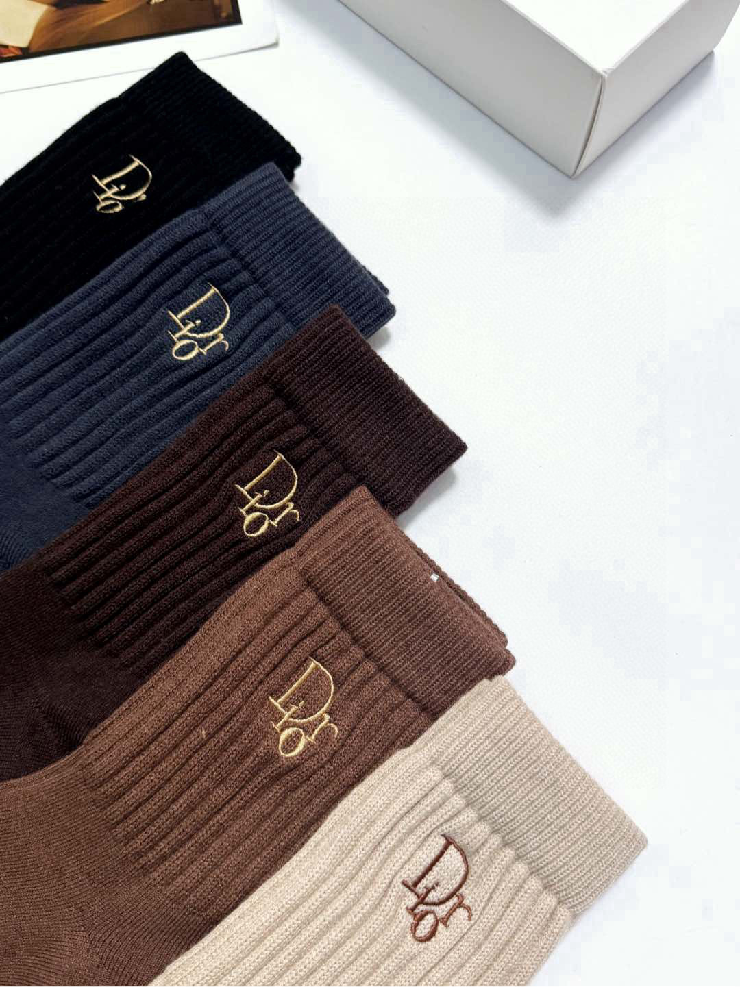  配包装
🌟【一盒5 双】
 🌟 Dior 迪奥 经典刺绣字母logo 羊绒混纺中筒袜   ，软糯亲肤，