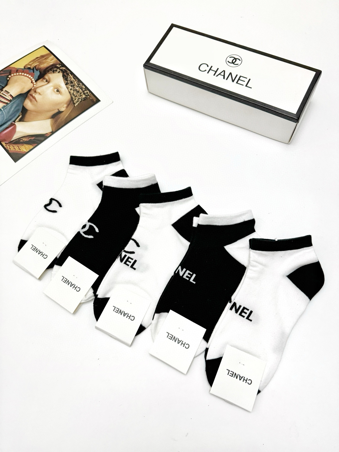  配包装
🌟【一盒5双】
 🌟Chanel 香奈儿 经典字母logo 纯棉船袜   ，ins超火爆短袜，