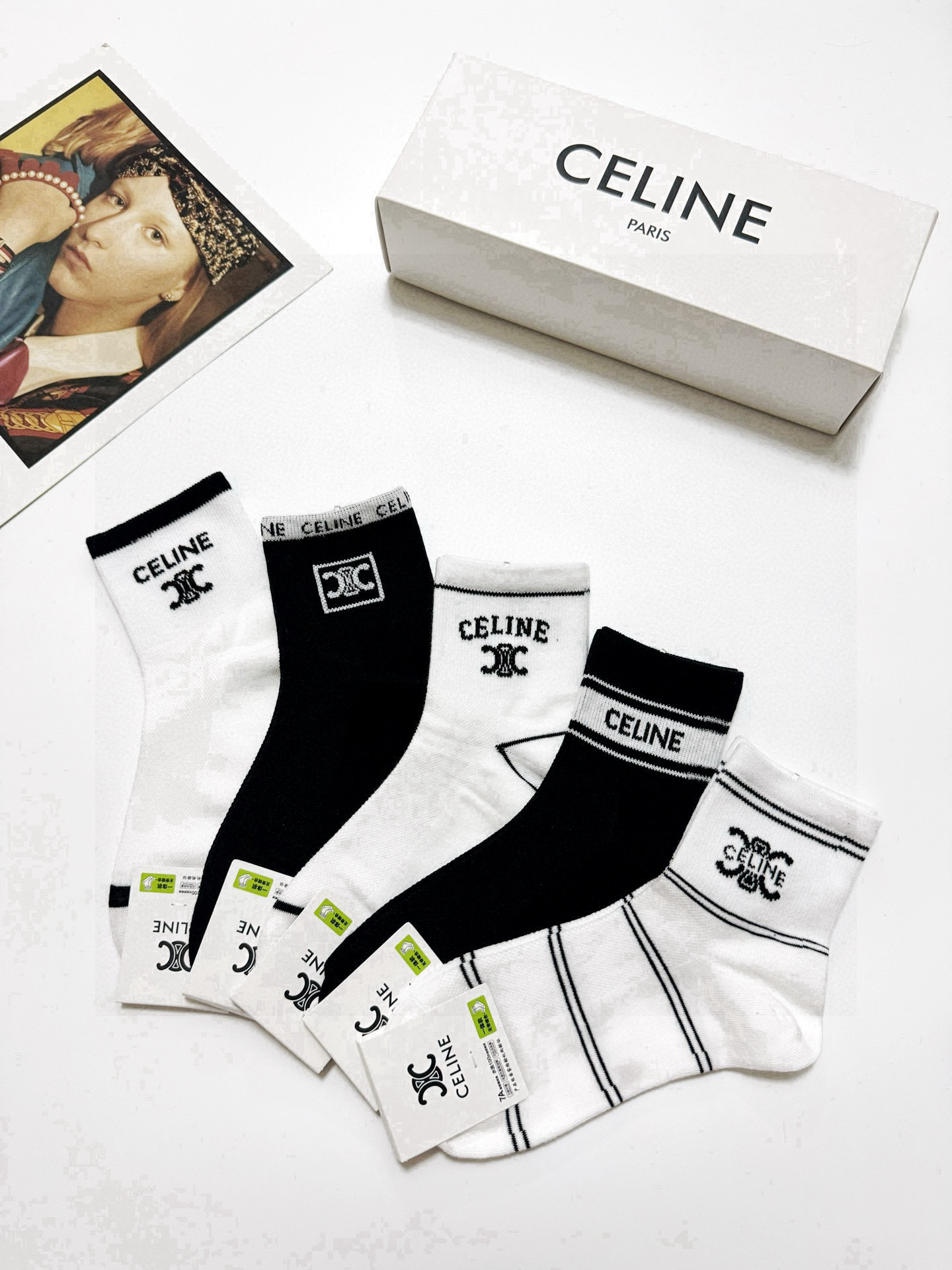  配包装
🌟【一盒5双】
 🌟Celine 赛琳 经典字母logo 纯棉中筒袜   ，ins超火爆短袜，