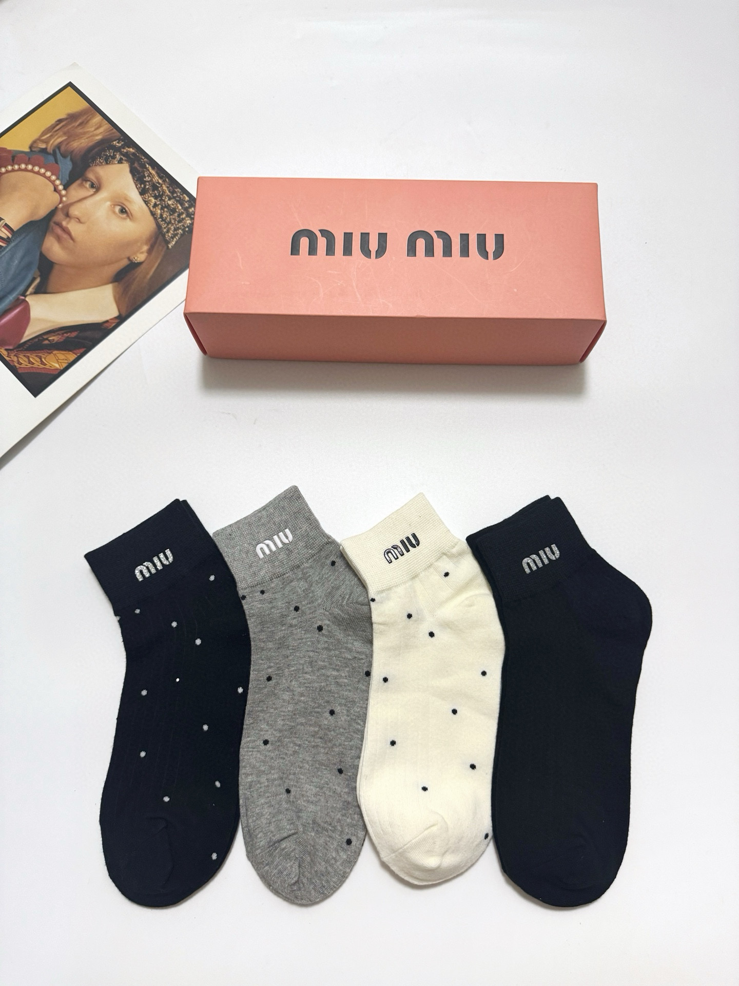  配包装
🌟【一盒4双】
🌟缪缪 miumiu 经典字母logo 纯棉中筒袜 经典纯色短袜
🌟ins爆款