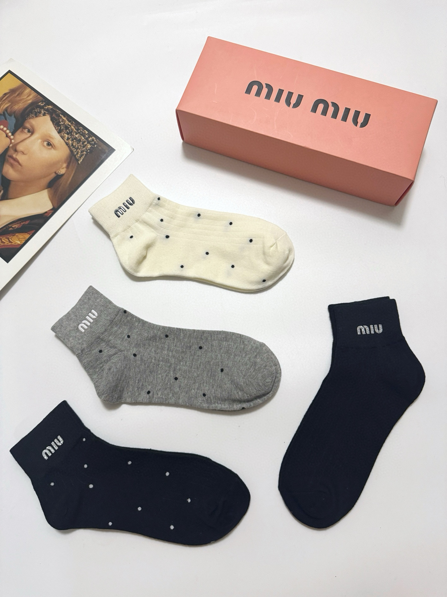  配包装
🌟【一盒4双】
🌟缪缪 miumiu 经典字母logo 纯棉中筒袜 经典纯色短袜
🌟ins爆款