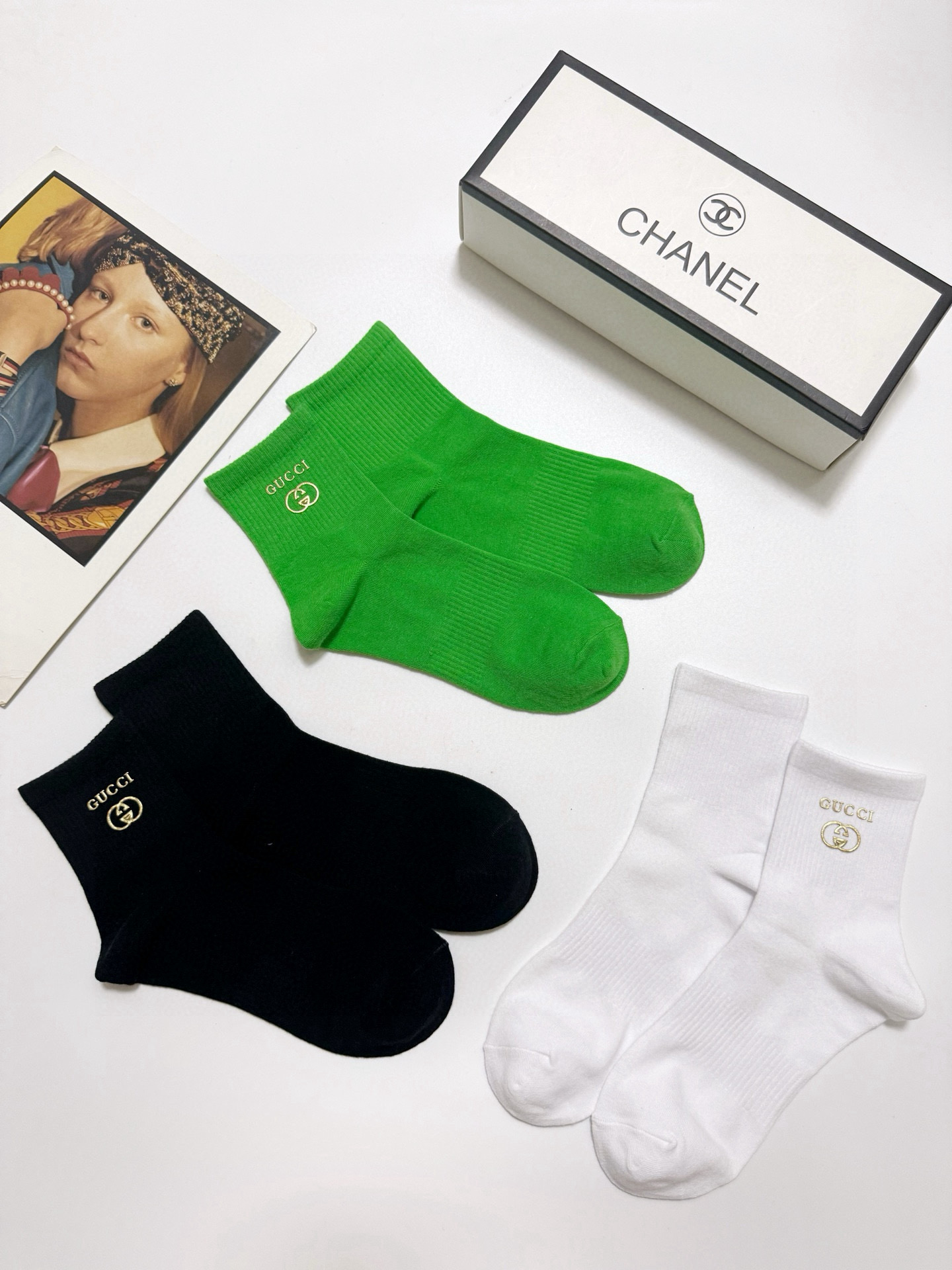  配包装
🌟【一盒3 双】
 🌟Gucci 古琦经典字母logo纯棉 中筒袜  ins超火爆红人同款，精