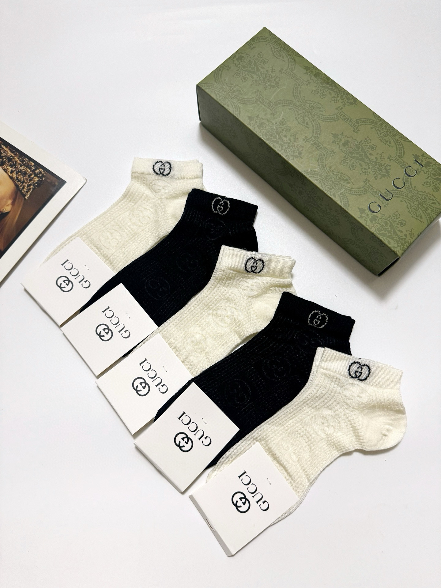  配包装
🌟【一盒5双】
 🌟Gucci 古琦 经典字母logo 纯棉船袜   ，ins超火爆镂空短袜，