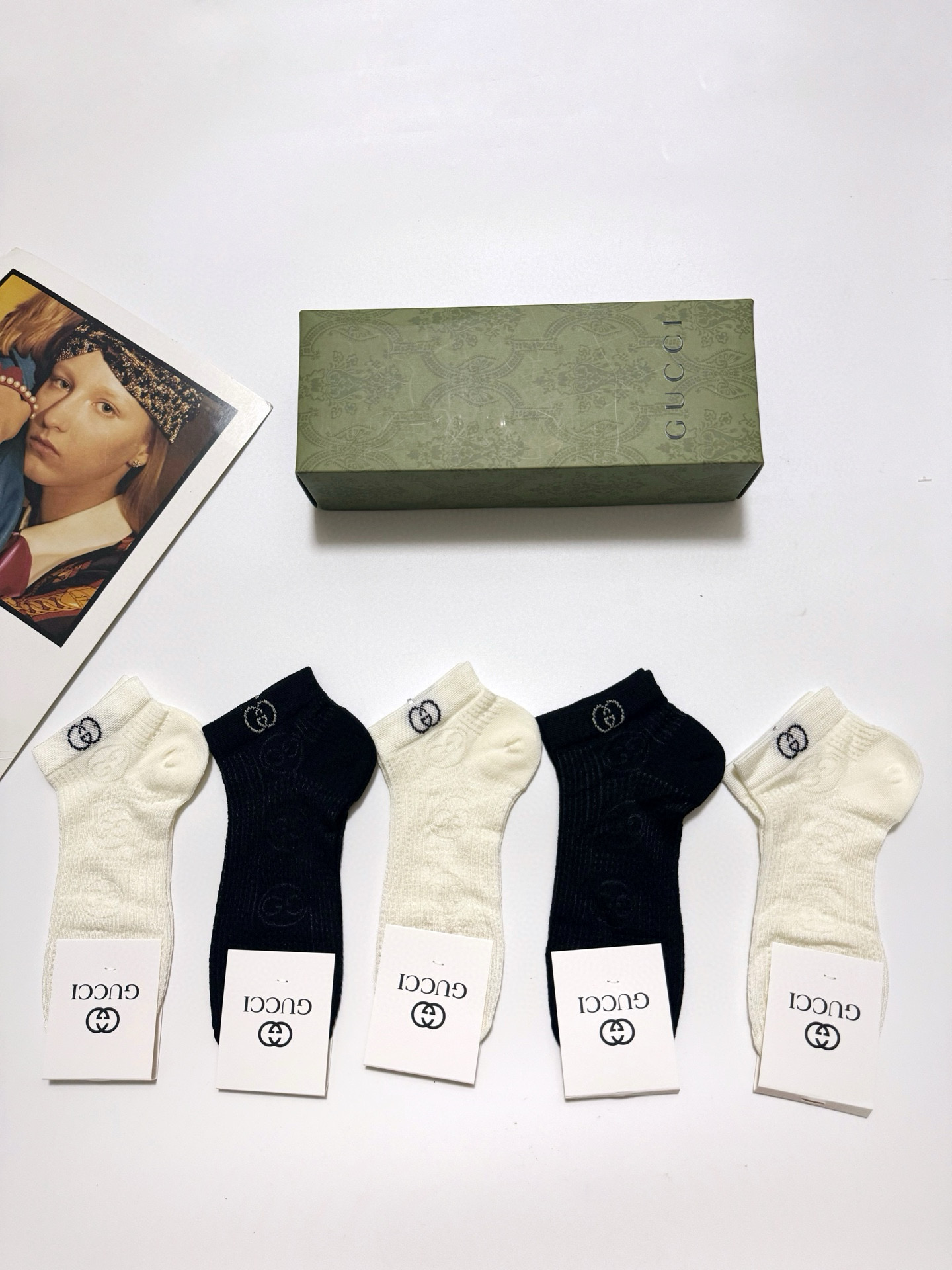  配包装
🌟【一盒5双】
 🌟Gucci 古琦 经典字母logo 纯棉船袜   ，ins超火爆镂空短袜，