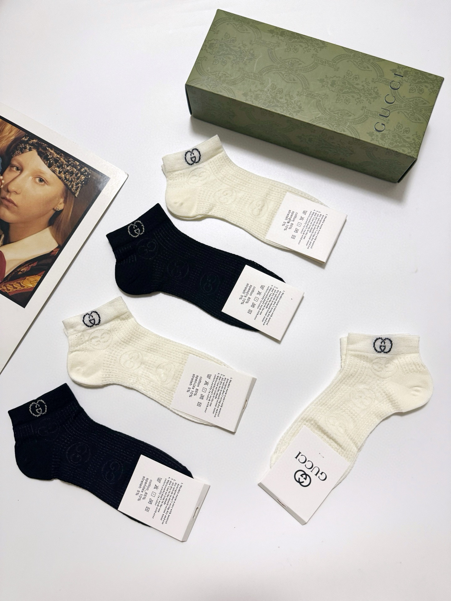  配包装
🌟【一盒5双】
 🌟Gucci 古琦 经典字母logo 纯棉船袜   ，ins超火爆镂空短袜，