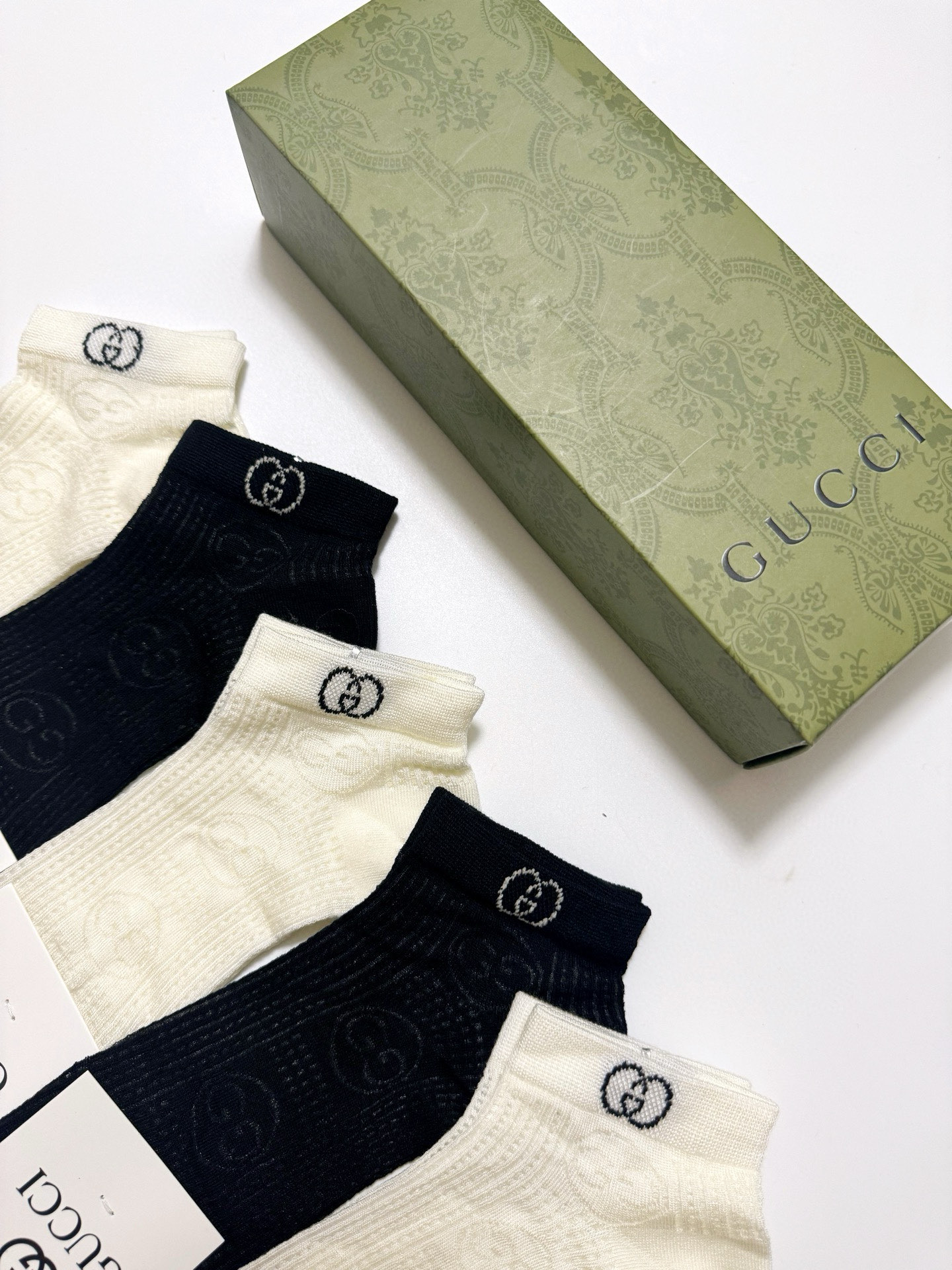  配包装
🌟【一盒5双】
 🌟Gucci 古琦 经典字母logo 纯棉船袜   ，ins超火爆镂空短袜，