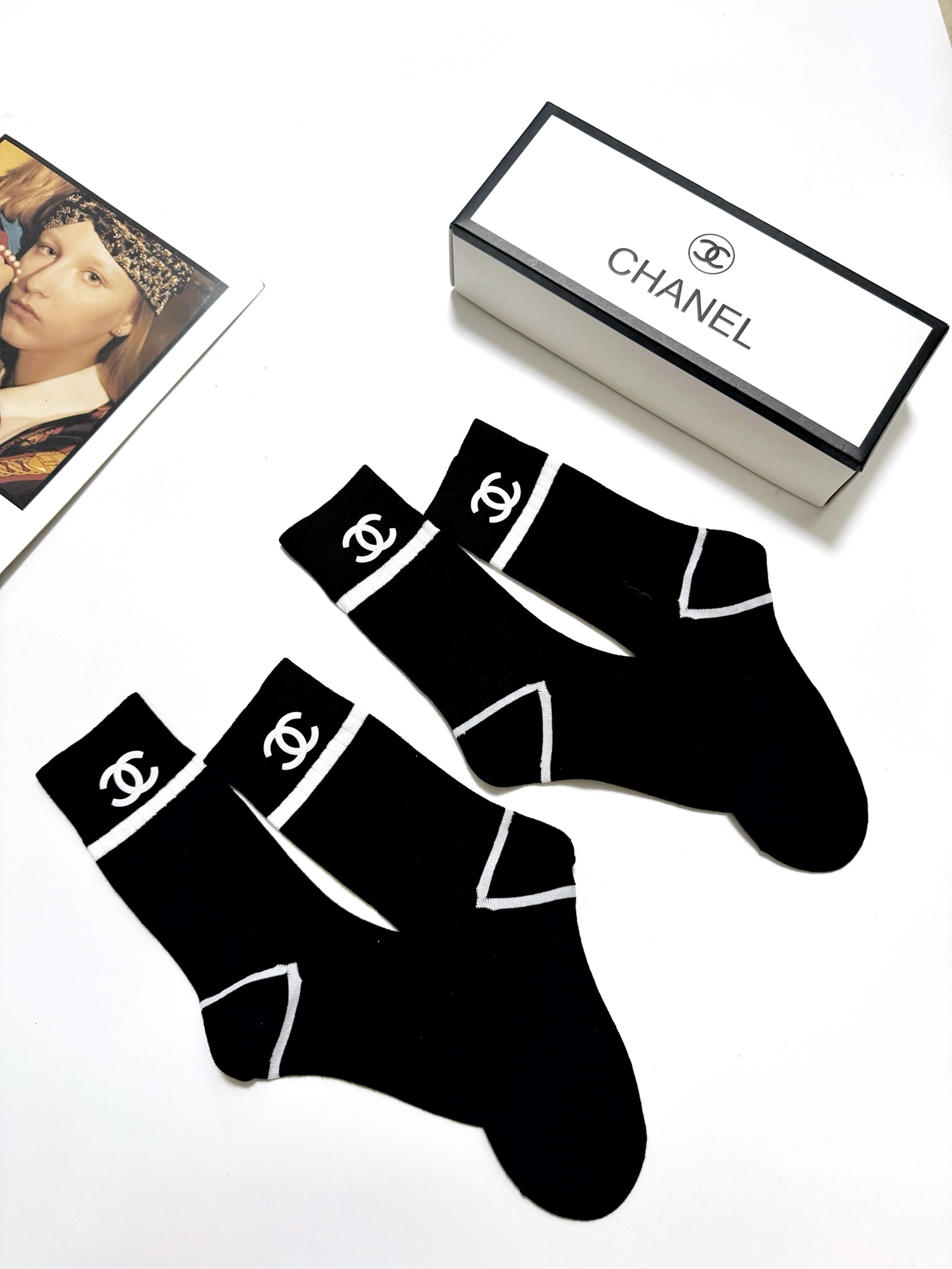  配包装
🌟【一盒2双】
 🌟Chanel 香奈儿 经典字母logo 纯棉中筒袜   ，ins超火爆短袜
