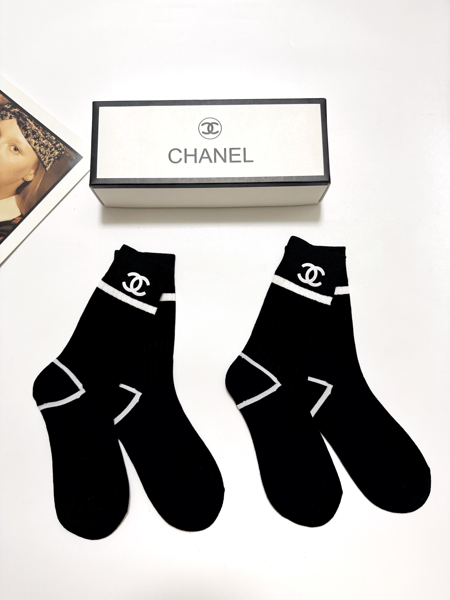 配包装
🌟【一盒2双】
 🌟Chanel 香奈儿 经典字母logo 纯棉中筒袜   ，ins超火爆短袜