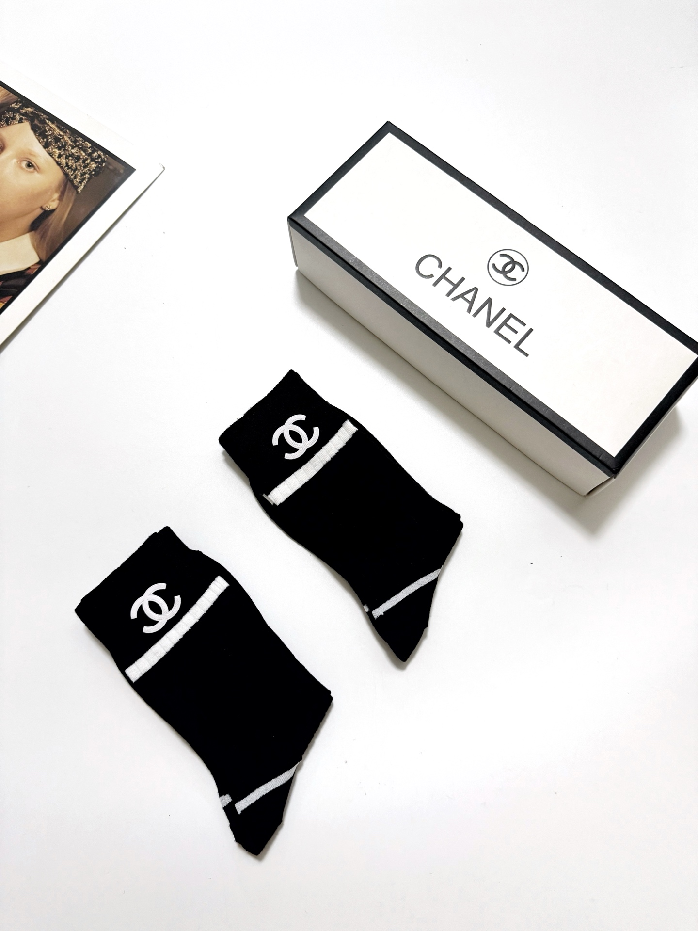  配包装
🌟【一盒2双】
 🌟Chanel 香奈儿 经典字母logo 纯棉中筒袜   ，ins超火爆短袜
