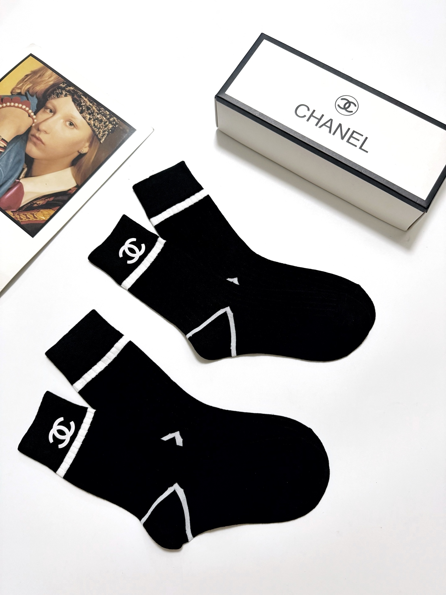  配包装
🌟【一盒2双】
 🌟Chanel 香奈儿 经典字母logo 纯棉中筒袜   ，ins超火爆短袜