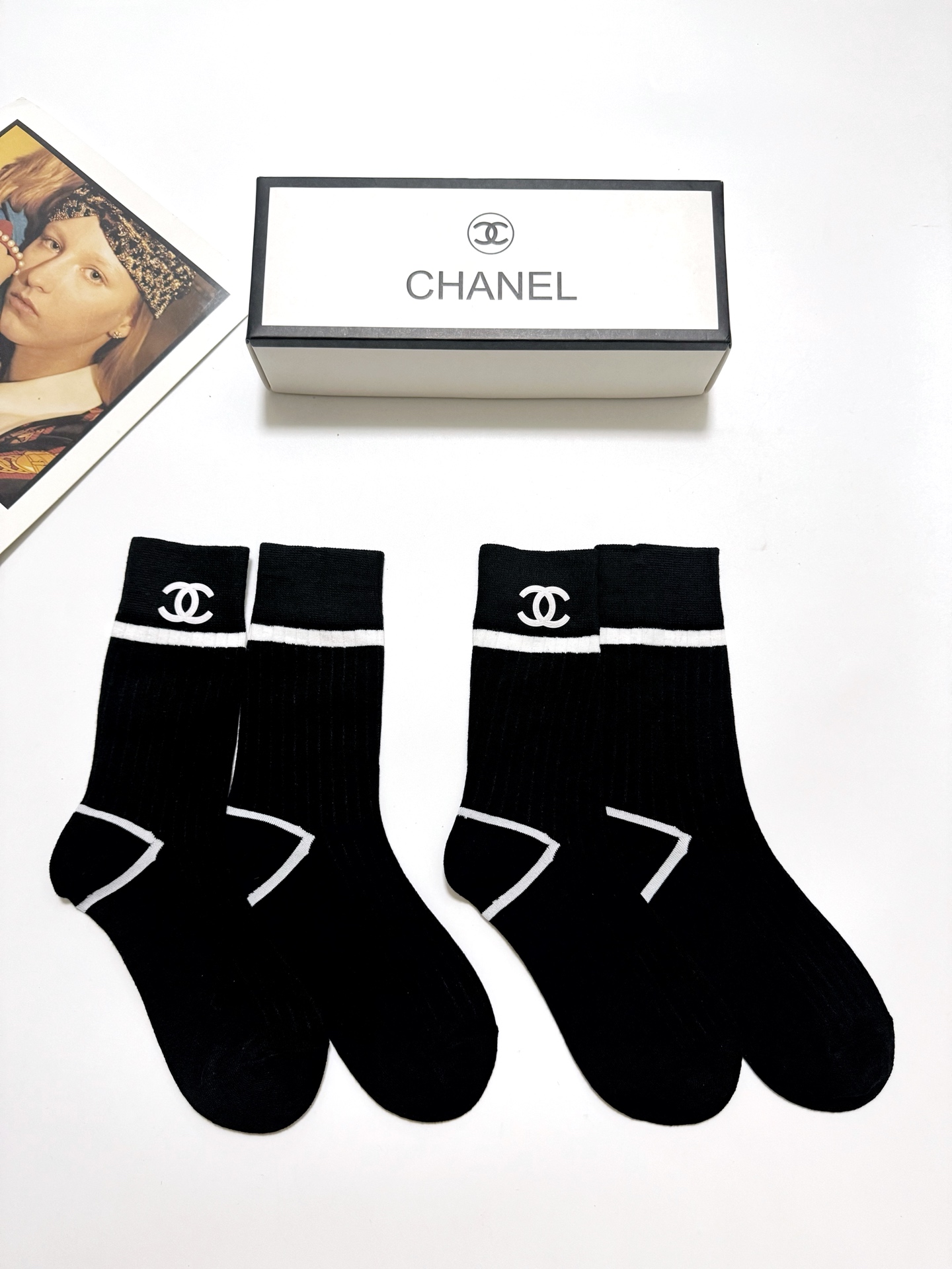  配包装
🌟【一盒2双】
 🌟Chanel 香奈儿 经典字母logo 纯棉中筒袜   ，ins超火爆短袜