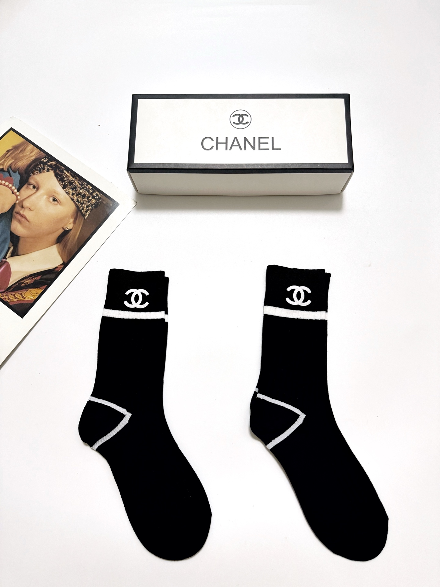  配包装
🌟【一盒2双】
 🌟Chanel 香奈儿 经典字母logo 纯棉中筒袜   ，ins超火爆短袜