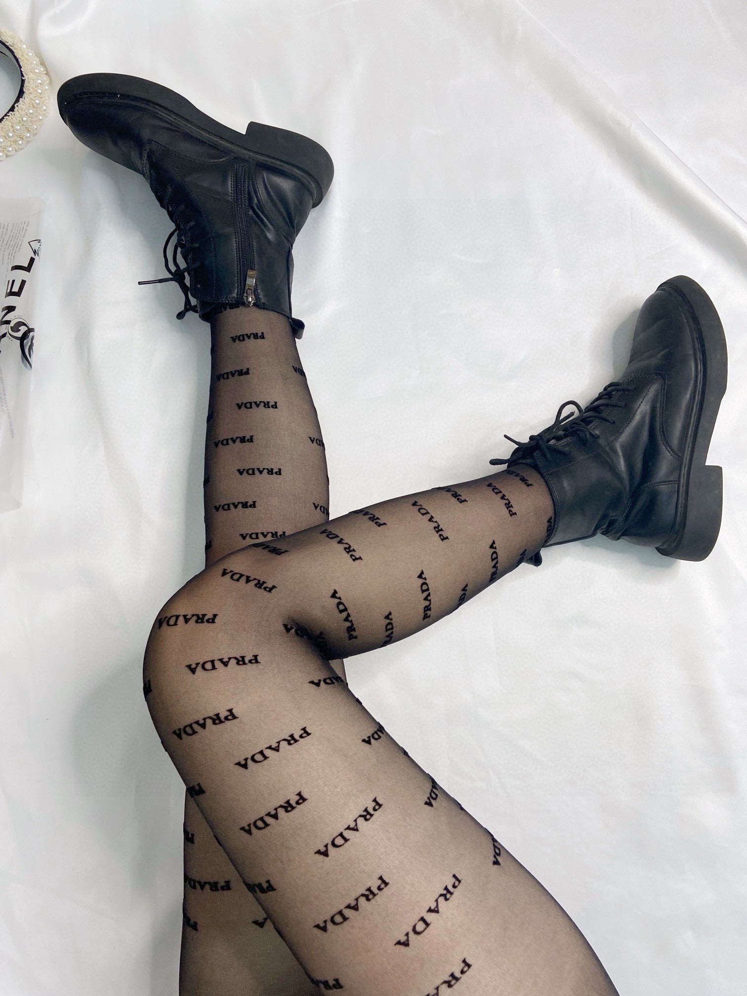  配包装
【一盒一双】🌟Prada 普拉达经典植绒字母丝袜 🌟好看到爆炸 ，欧美大牌丝袜。一比一高版本制