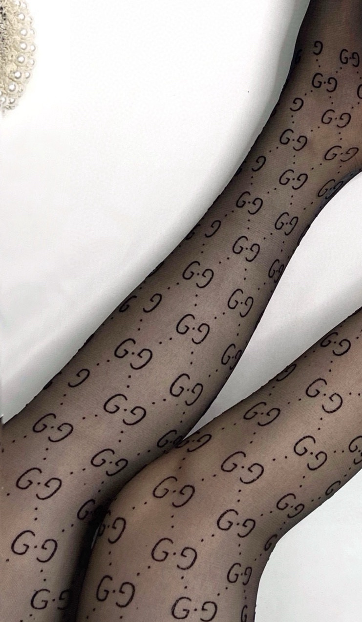 。配包装
【一盒一双】🌟Gucci古奇爆款双G字母植绒丝袜 🌟好看到爆炸 ，欧美大牌丝袜。
🌟潮人秋冬必
