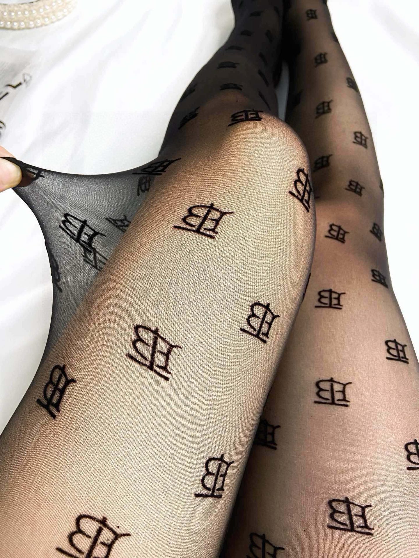  配包装
【一盒一双】🌟Burberry巴宝莉经典植绒TB字母丝袜 🌟好看到爆炸 ，欧美大牌丝袜。一比一