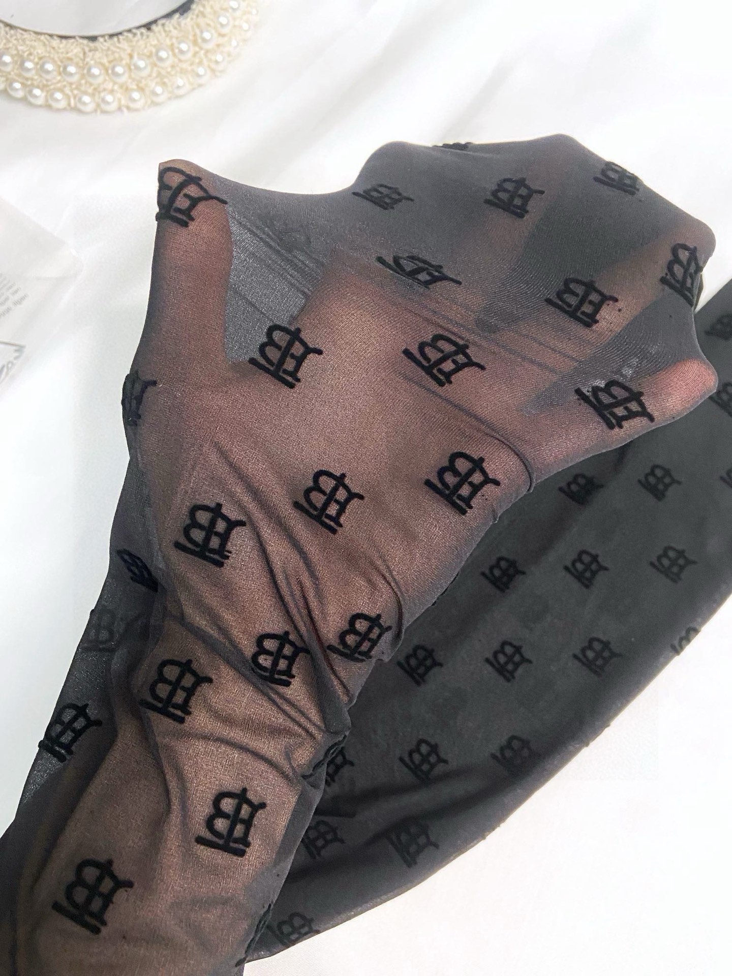  配包装
【一盒一双】🌟Burberry巴宝莉经典植绒TB字母丝袜 🌟好看到爆炸 ，欧美大牌丝袜。一比一