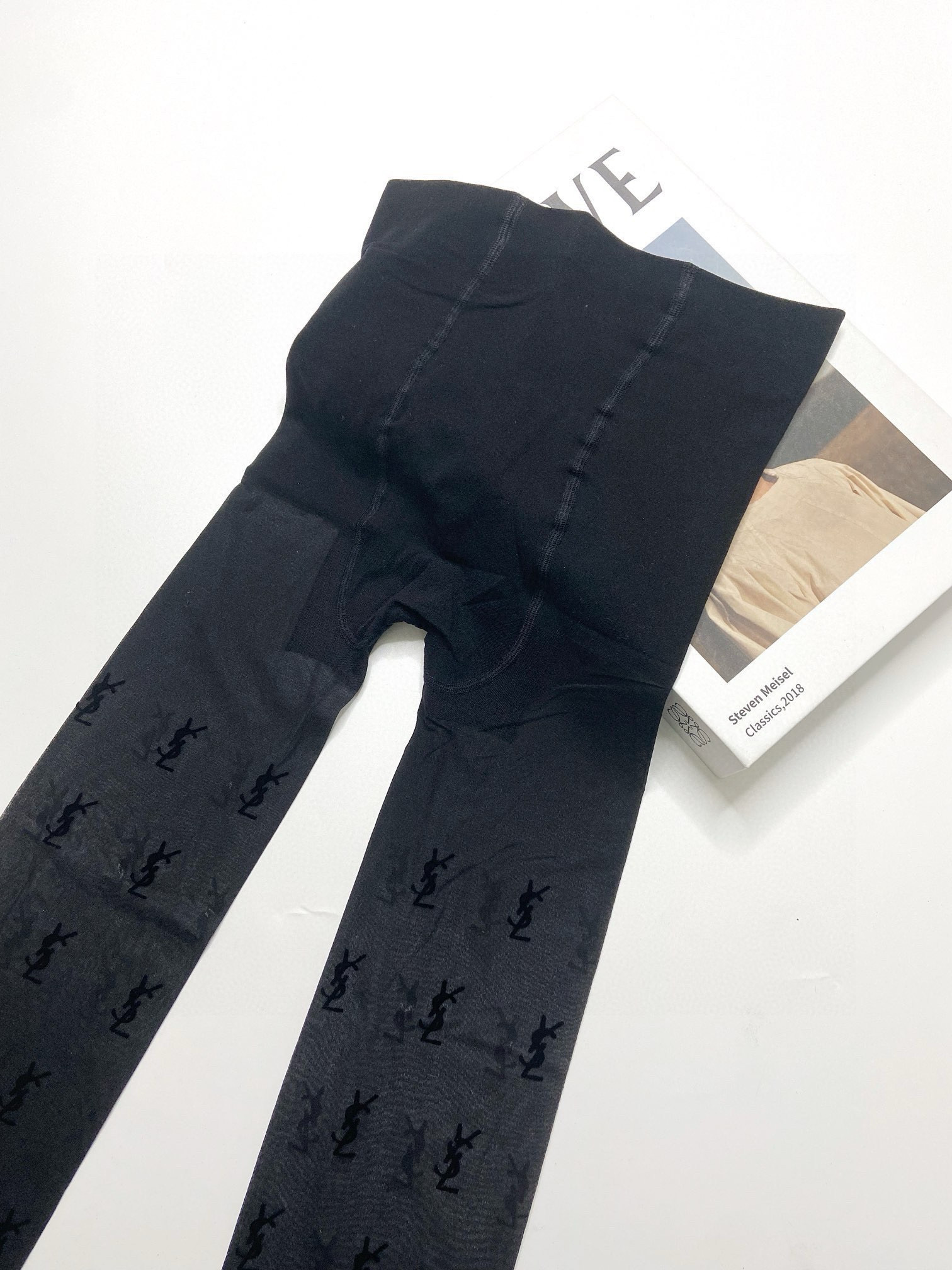  配包装
【一盒一双】🌟Saint Laurent#圣罗兰经典植绒YSL字母丝袜 🌟众多明星同款🌟超多明