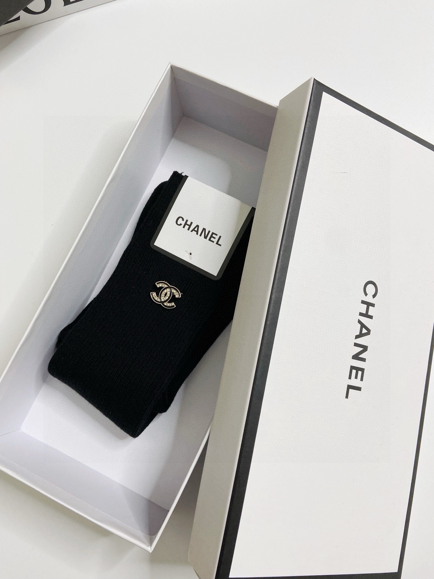 配包装
🌟【一盒一双】
🌟Chanel 香奈儿 经典字母logo别针纯棉长筒袜 小腿袜 
🌟重工装饰个
