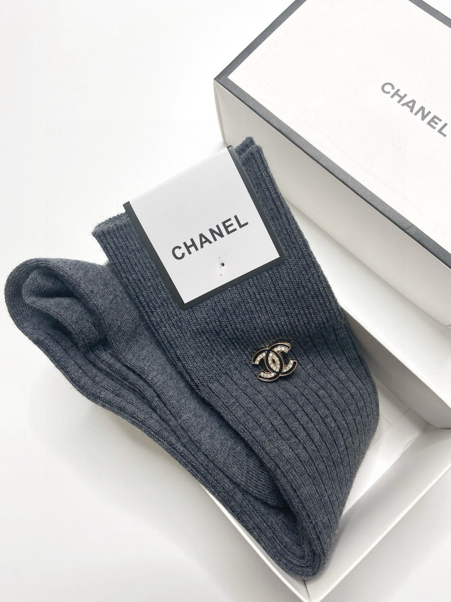  配包装
🌟【一盒一双】
🌟Chanel 香奈儿 经典字母logo别针纯棉长筒袜 小腿袜 
🌟重工装饰个