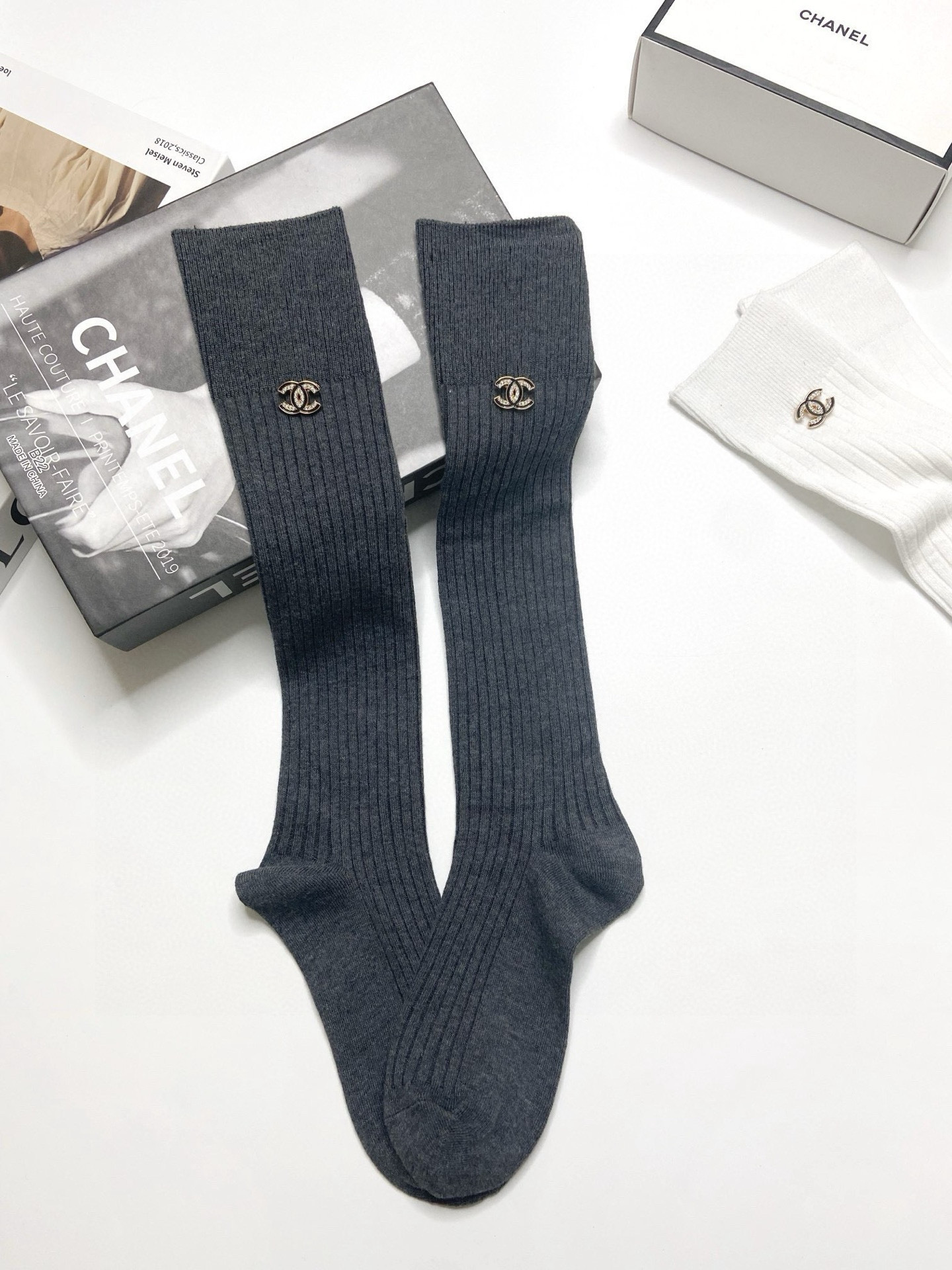  配包装
🌟【一盒一双】
🌟Chanel 香奈儿 经典字母logo别针纯棉长筒袜 小腿袜 
🌟重工装饰个