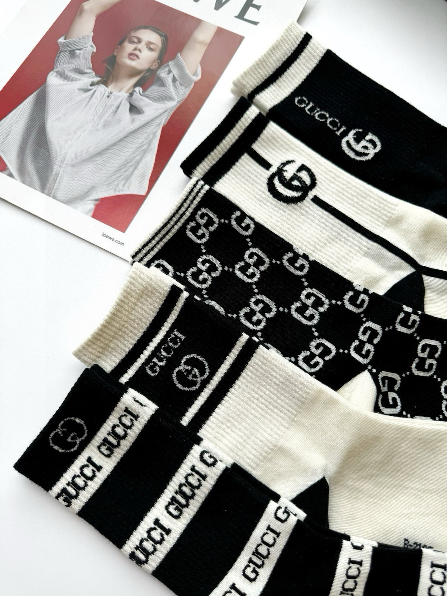  配包装
🌟【一盒5 双】
 🌟Gucci 古琦 经典字母logo 纯棉中筒袜   ，ins超火爆配色 