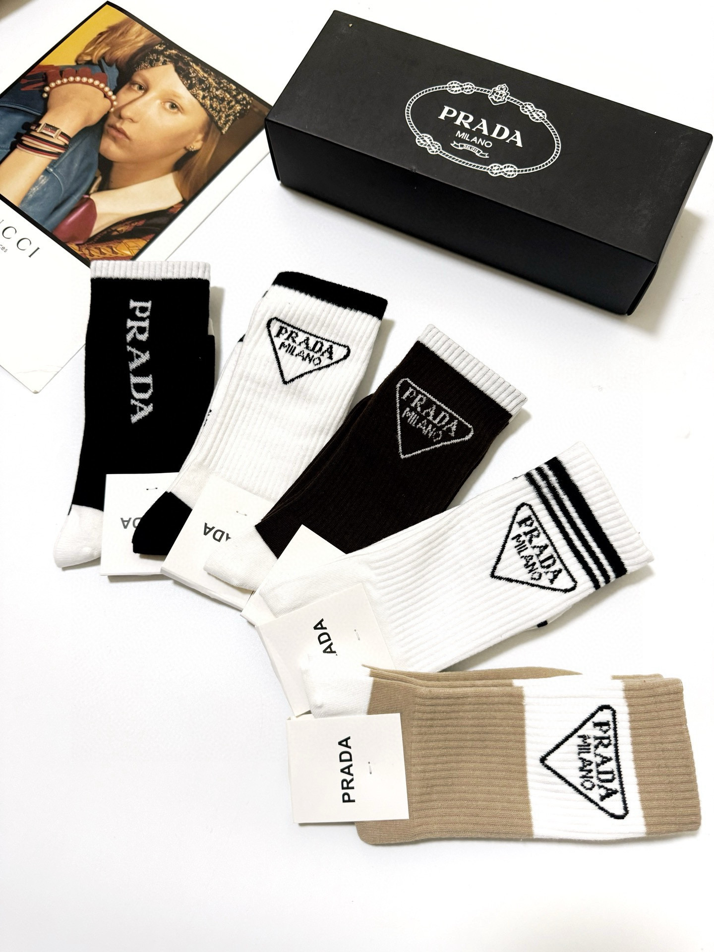  配包装
🌟【一盒5 双】
 🌟Prada 普拉达  经典字母logo 纯棉中筒袜   ，ins超火爆中