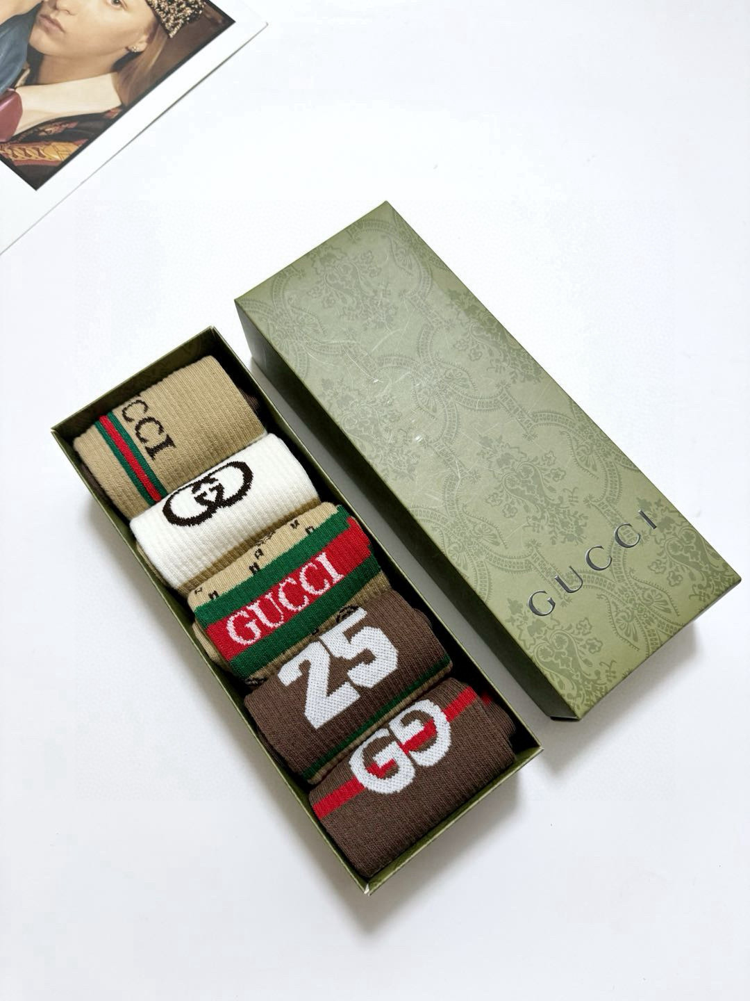   配包装
🌟【一盒5 双】
 🌟Gucci 古琦 经典字母logo 纯棉中筒袜 ，男女同款   ，in