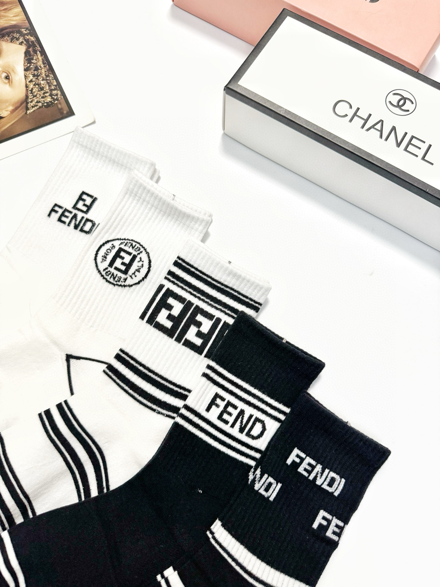  配包装
🌟【一盒5 双】
 🌟Fendi 芬迪 经典字母logo 纯棉中筒袜   ，ins超火爆中筒袜
