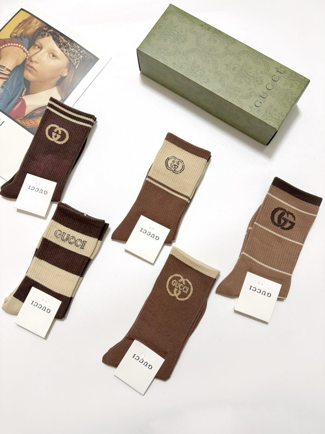   配包装
🌟【一盒5 双】
 🌟Gucci 古琦 经典字母logo 纯棉中筒袜 ，男女同款   ，in